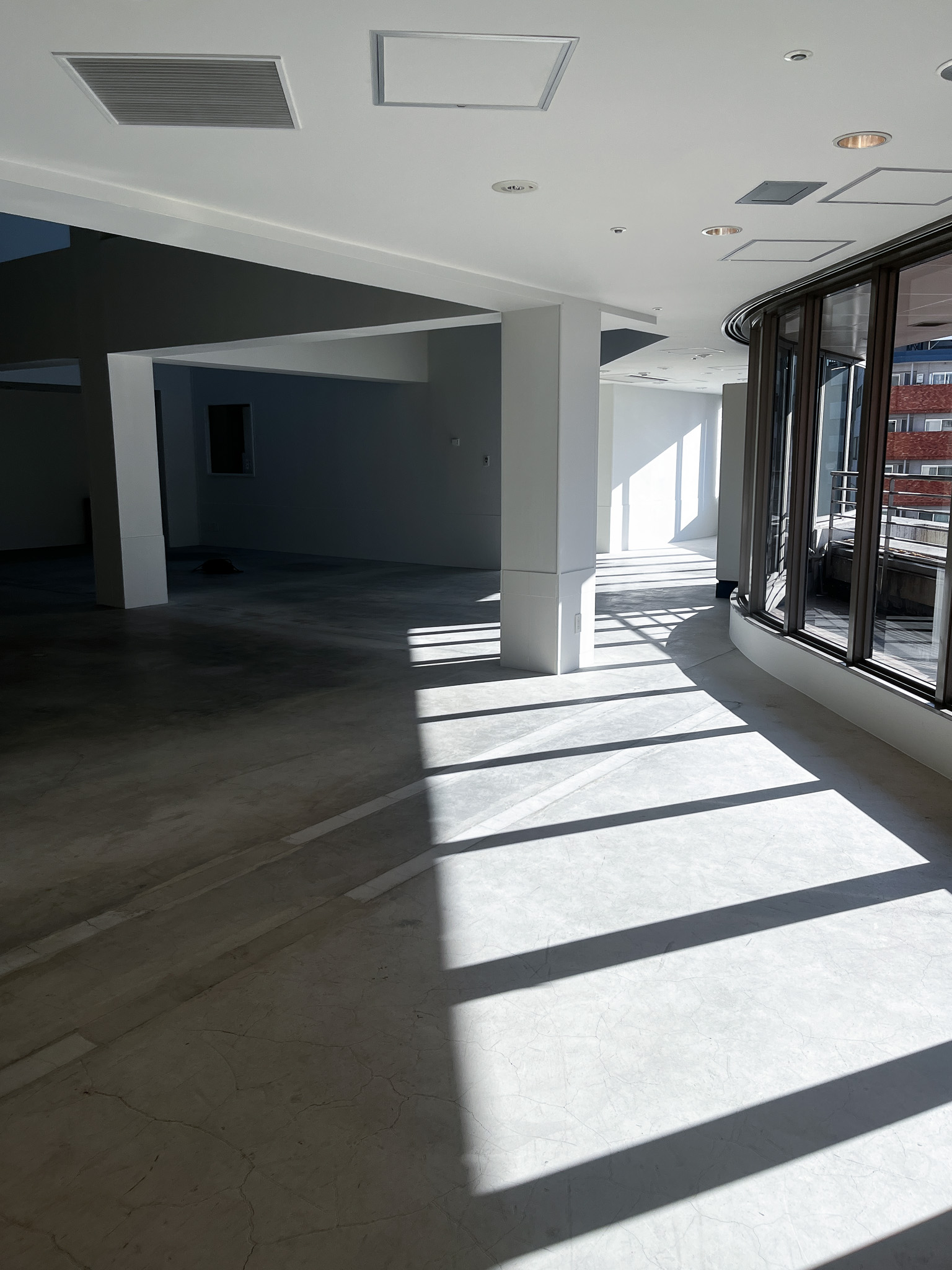 【代官山駅2分】展示会やポップアップストア、撮影に適した白壁コンクリート打ちっぱなしの200㎡越えのダイナミックな空間