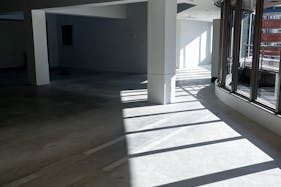 【代官山駅2分】展示会やポップアップストア、撮影に適した白壁コンクリート打ちっぱなしの200㎡越えのダイナミックな空間