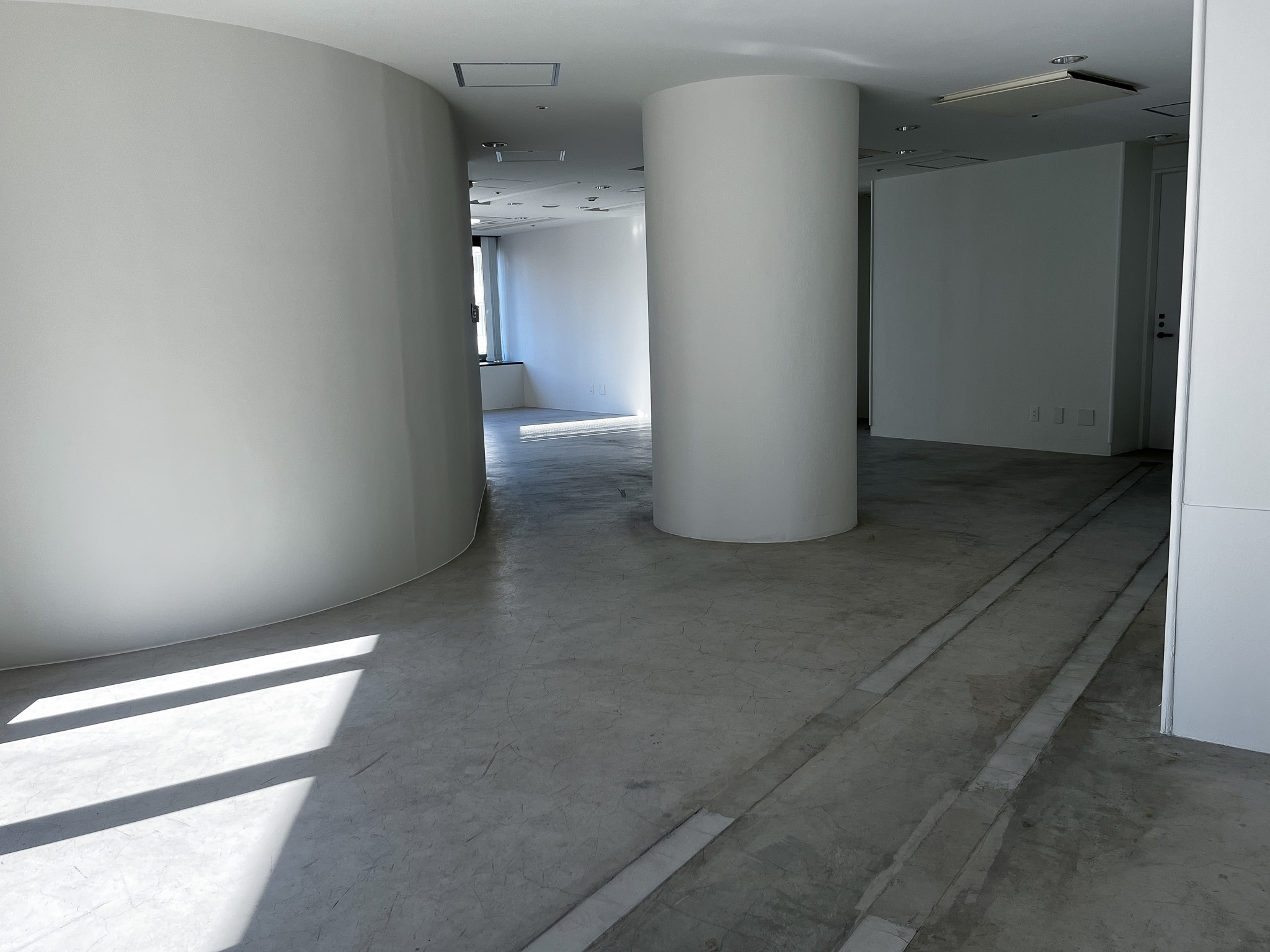 【代官山駅2分】展示会やポップアップストア、撮影に適した白壁コンクリート打ちっぱなしの200㎡越えのダイナミックな空間