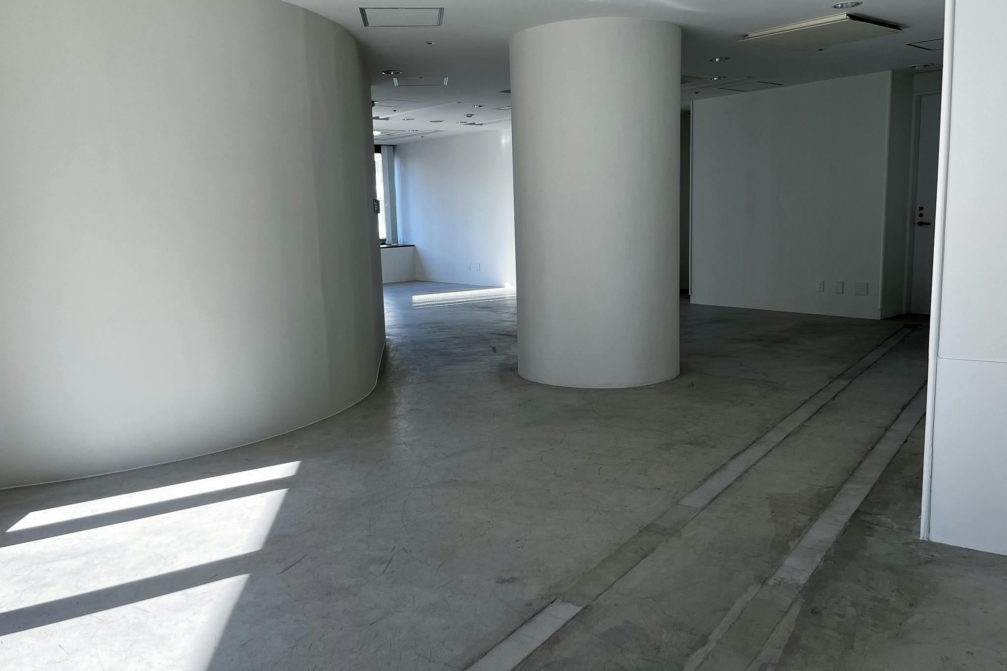 【代官山駅2分】展示会やポップアップストア、撮影に適した白壁コンクリート打ちっぱなしの200㎡越えのダイナミックな空間