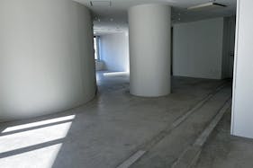 【代官山駅2分】展示会やポップアップストア、撮影に適した白壁コンクリート打ちっぱなしの200㎡越えのダイナミックな空間