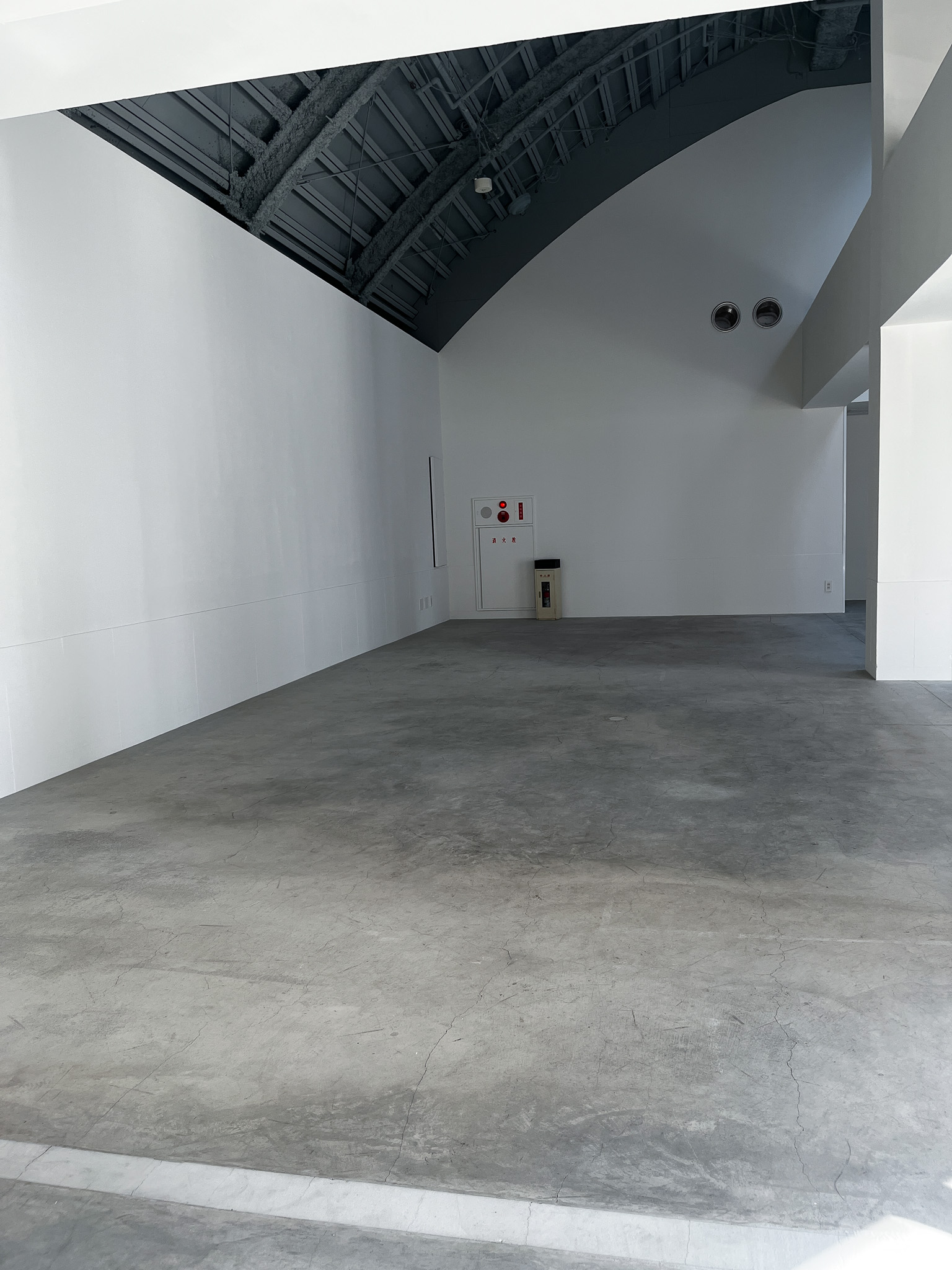 【代官山駅2分】展示会やポップアップストア、撮影に適した白壁コンクリート打ちっぱなしの200㎡越えのダイナミックな空間