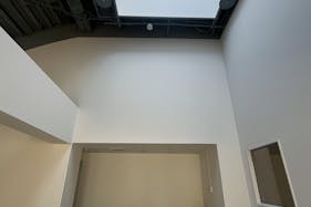 【代官山駅2分】展示会やポップアップストア、撮影に適した白壁コンクリート打ちっぱなしの200㎡越えのダイナミックな空間