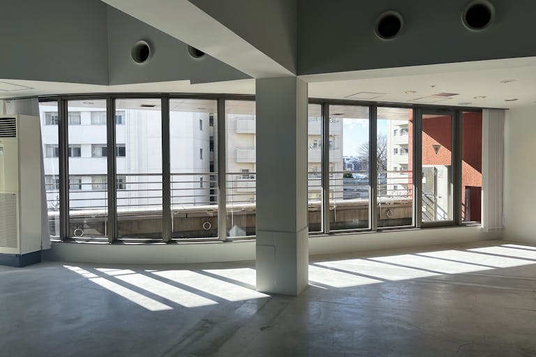 【代官山駅2分】展示会やポップアップストア、撮影に適した白壁コンクリート打ちっぱなしの200㎡越えのダイナミックな空間の画像11