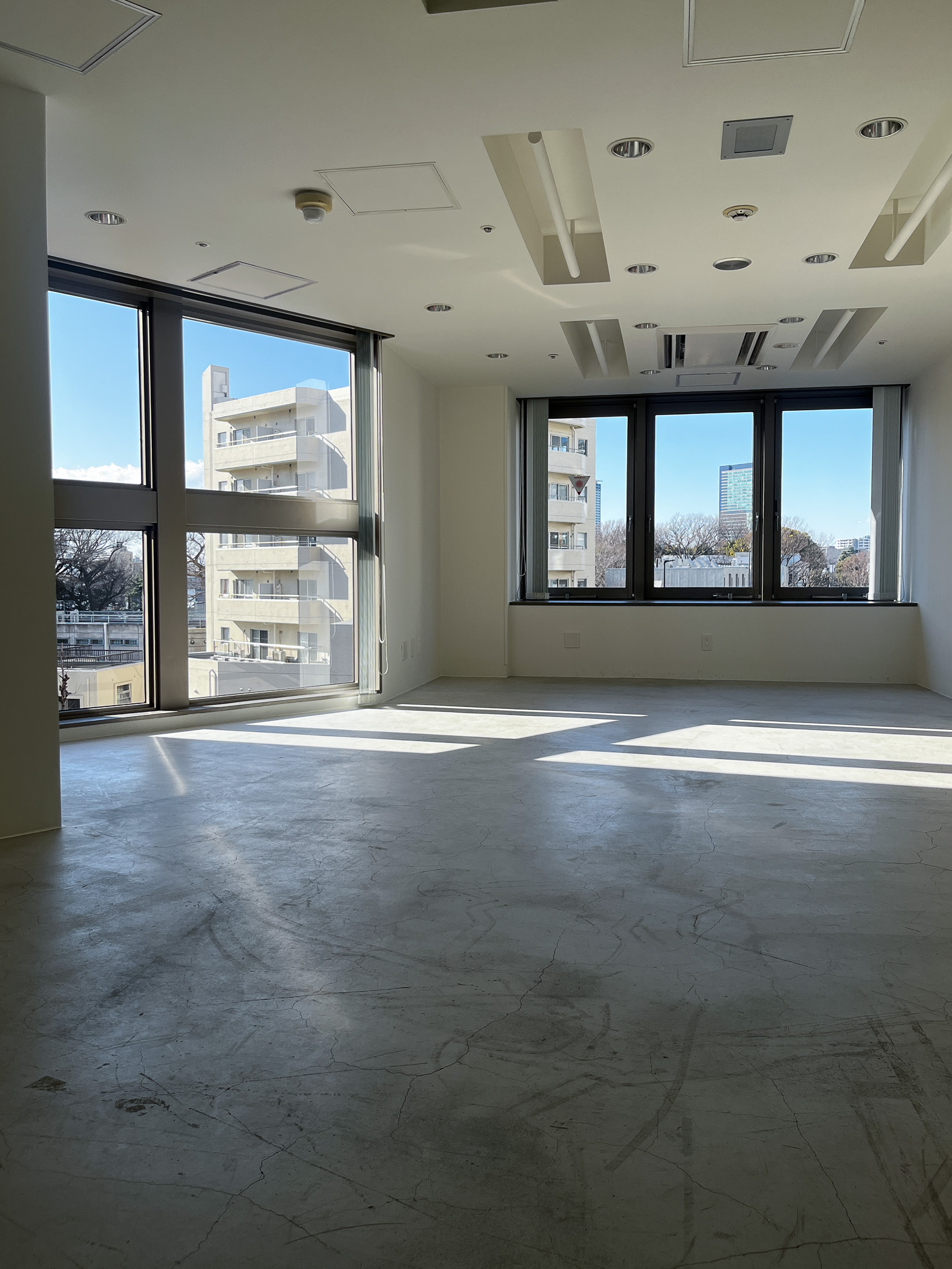 【代官山駅2分】展示会やポップアップストア、撮影に適した白壁コンクリート打ちっぱなしの200㎡越えのダイナミックな空間