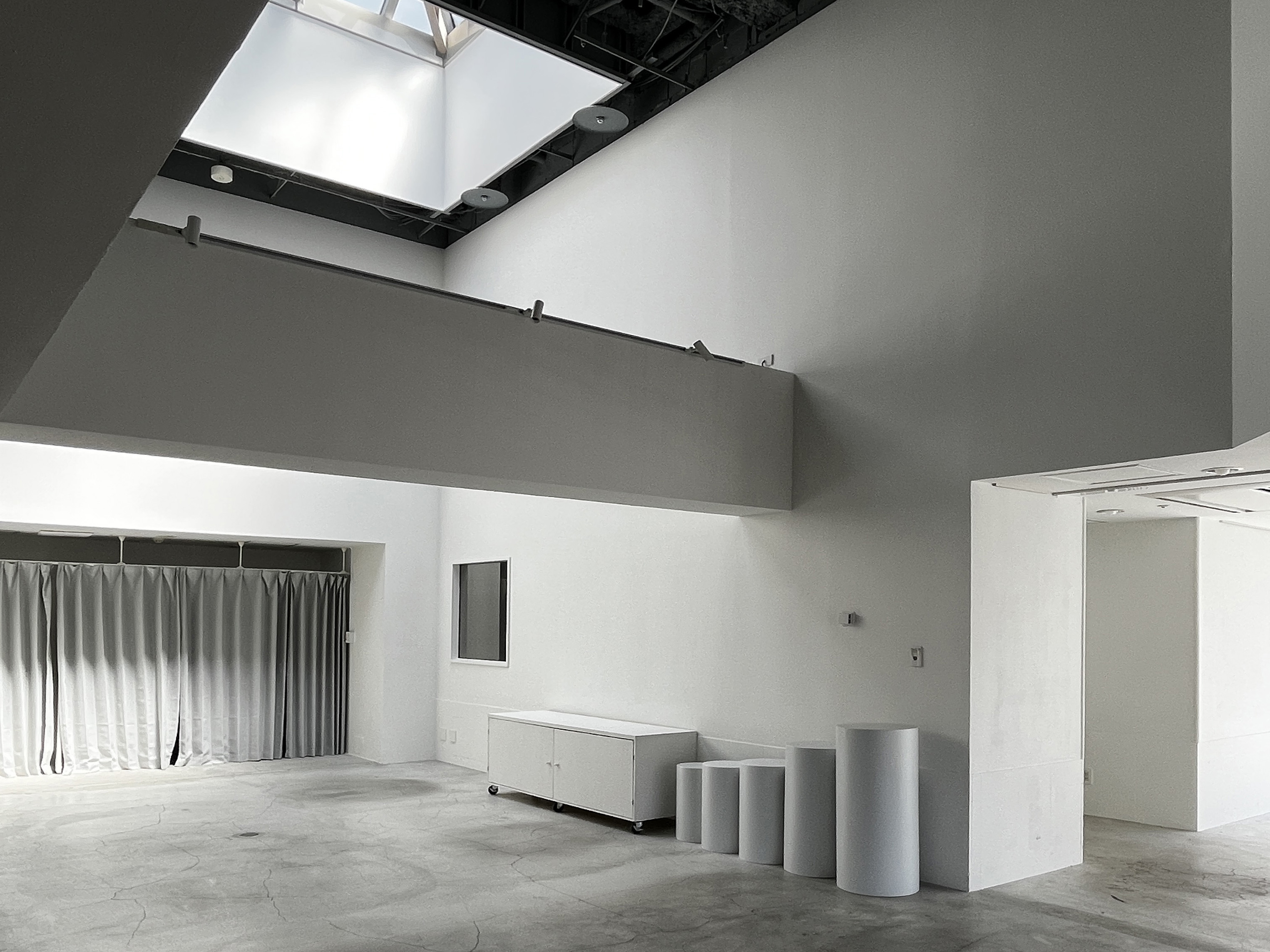 【代官山駅2分】展示会やポップアップストア、撮影に適した白壁コンクリート打ちっぱなしの200㎡越えのダイナミックな空間
