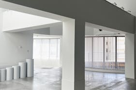 【代官山駅2分】展示会やポップアップストア、撮影に適した白壁コンクリート打ちっぱなしの200㎡越えのダイナミックな空間