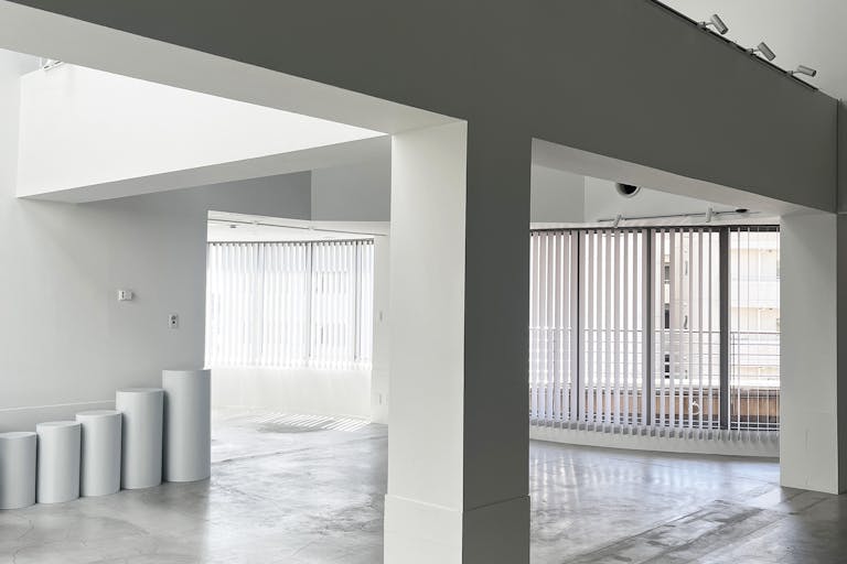 【代官山駅2分】展示会やポップアップストア、撮影に適した白壁コンクリート打ちっぱなしの200㎡越えのダイナミックな空間の画像2