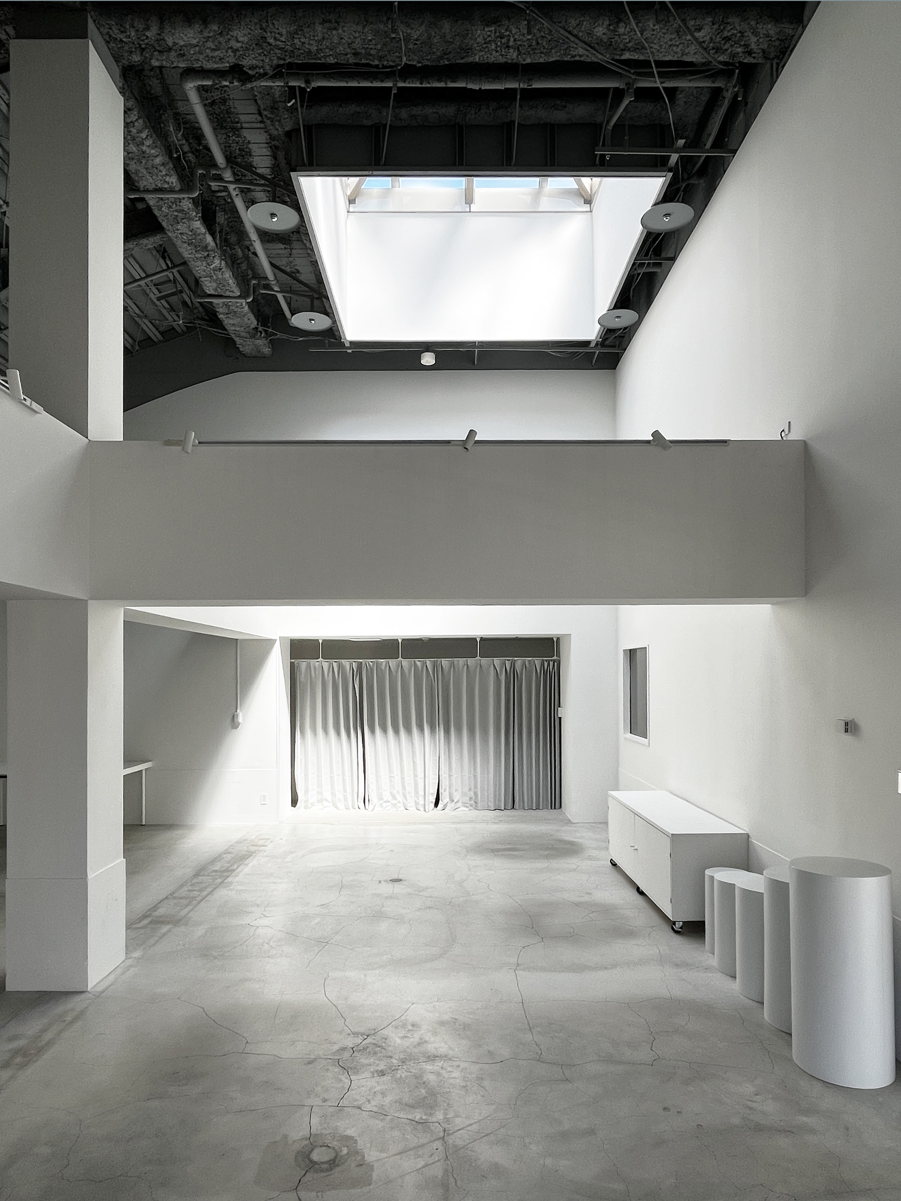 【代官山駅2分】展示会やポップアップストア、撮影に適した白壁コンクリート打ちっぱなしの200㎡越えのダイナミックな空間