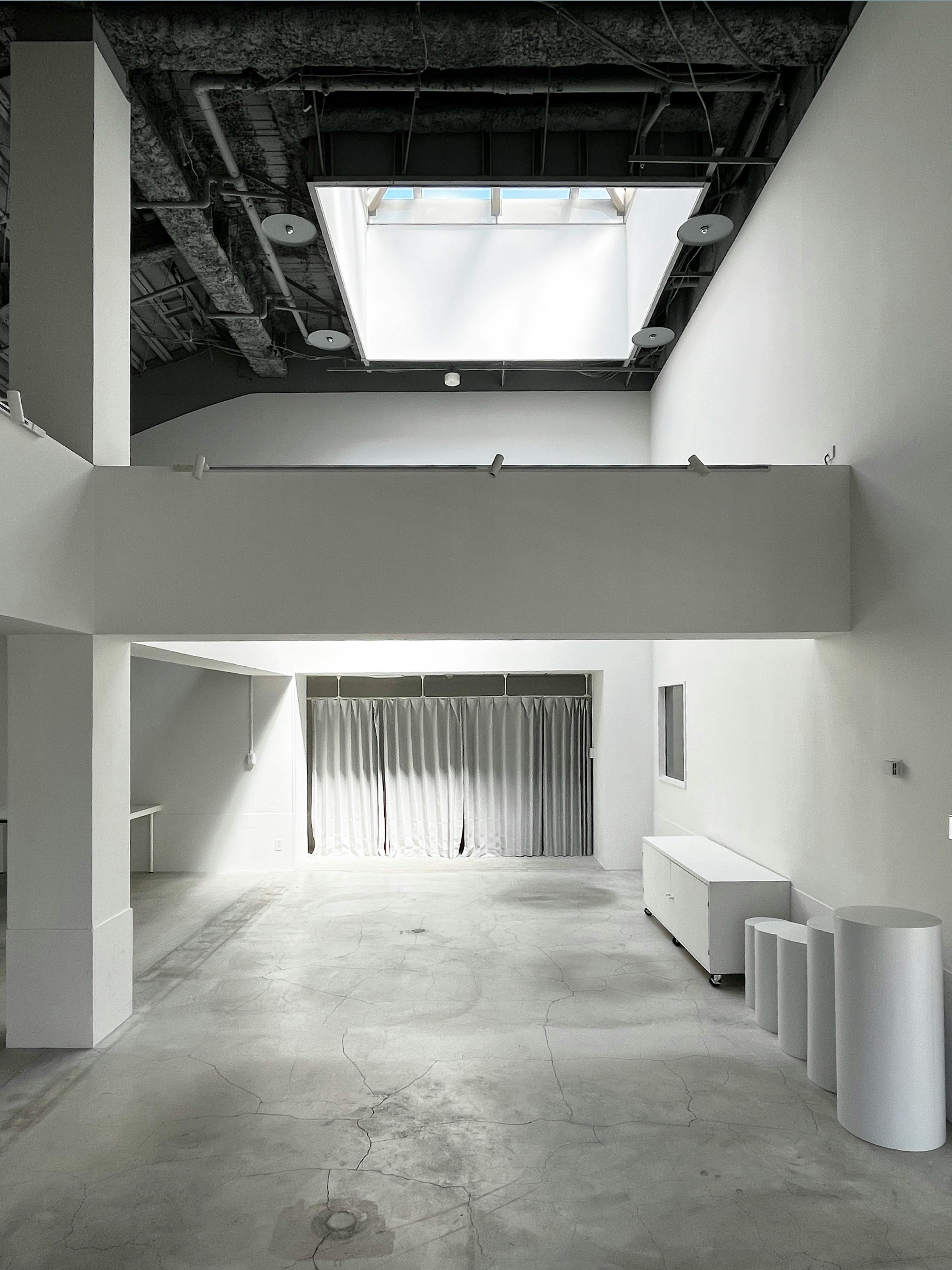 【代官山駅2分】展示会やポップアップストア、撮影に適した白壁コンクリート打ちっぱなしの200㎡越えのダイナミックな空間