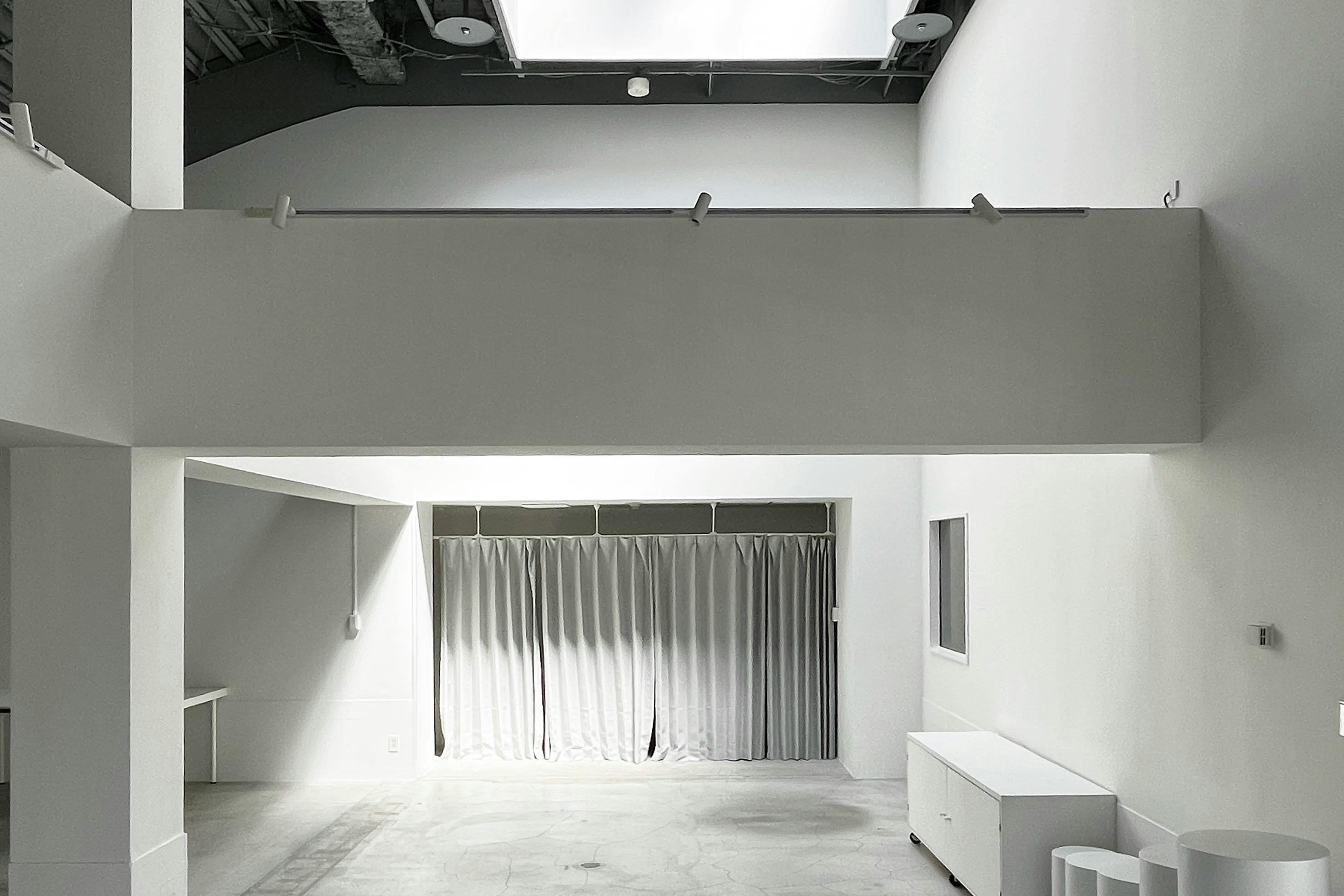 【代官山駅2分】展示会やポップアップストア、撮影に適した白壁コンクリート打ちっぱなしの200㎡越えのダイナミックな空間