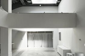 【代官山駅2分】展示会やポップアップストア、撮影に適した白壁コンクリート打ちっぱなしの200㎡越えのダイナミックな空間