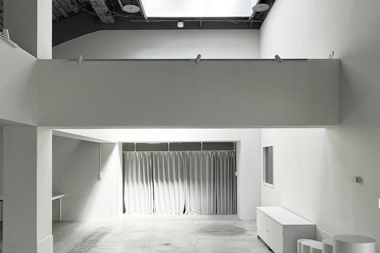 【代官山駅2分】展示会やポップアップストア、撮影に適した白壁コンクリート打ちっぱなしの200㎡越えのダイナミックな空間の画像4