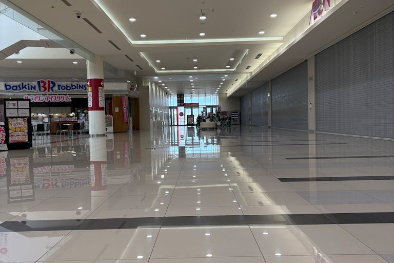 【イオンモール大牟田】イオン前通路の画像3