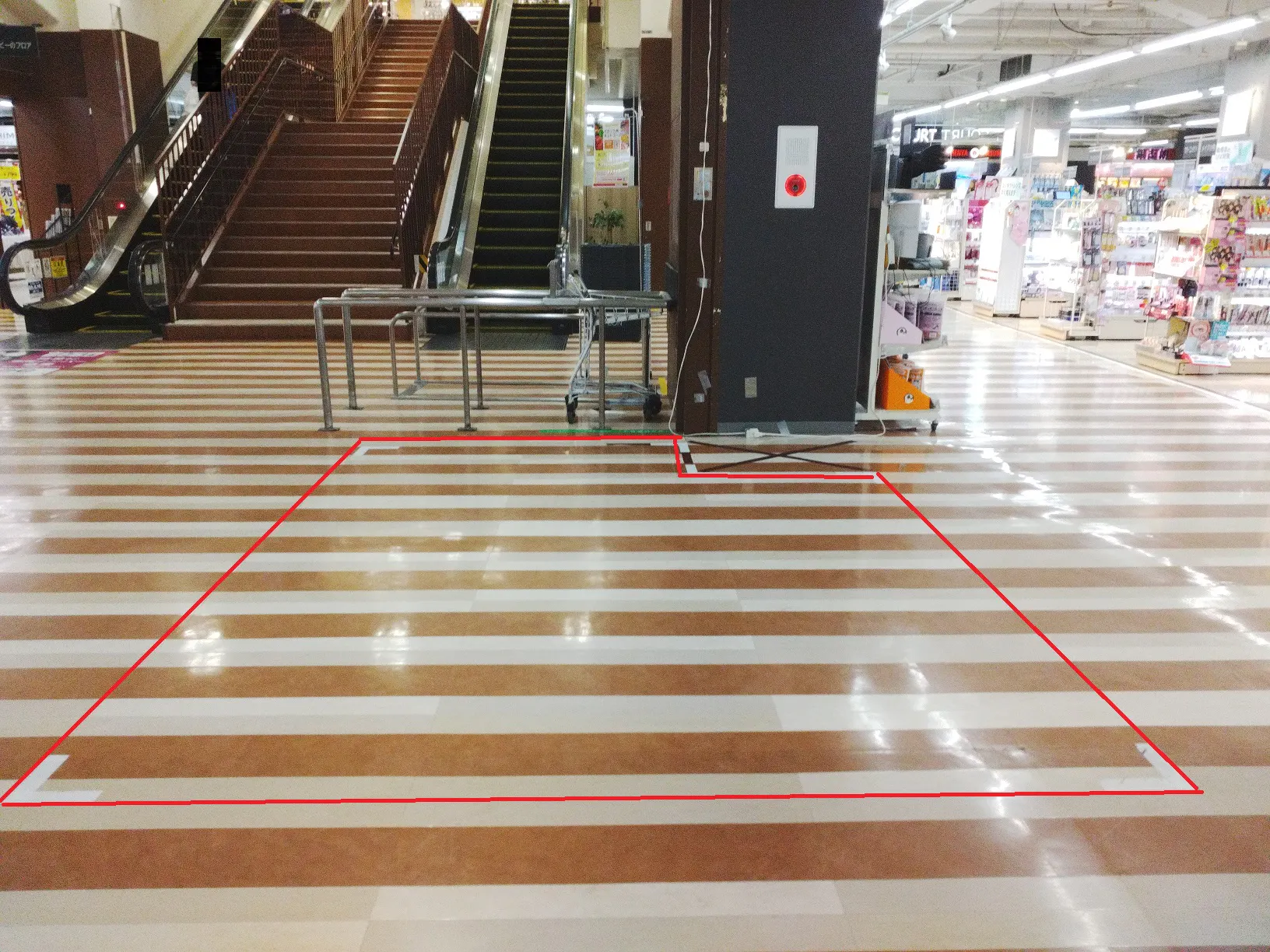 【イオンスタイル笹丘（福岡県）】地下中央階段前　化粧品側　催事スペース