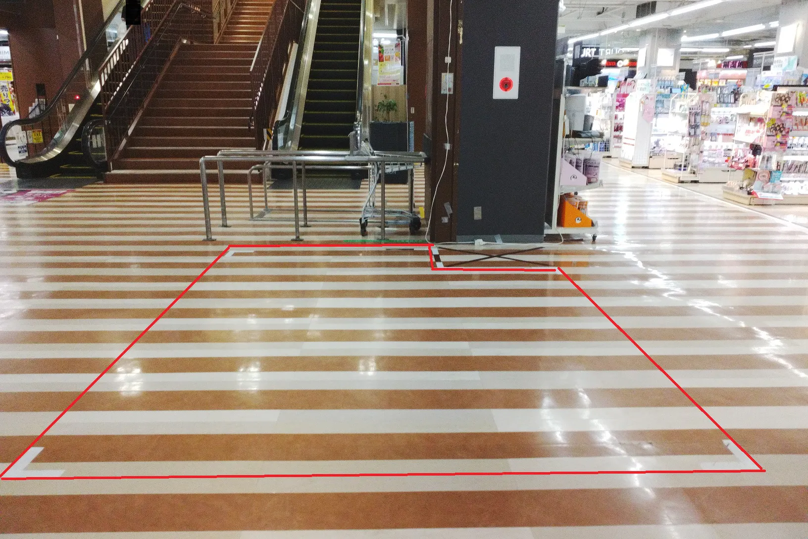 【イオンスタイル笹丘(福岡県)】地下中央階段前 化粧品側 催事スペース