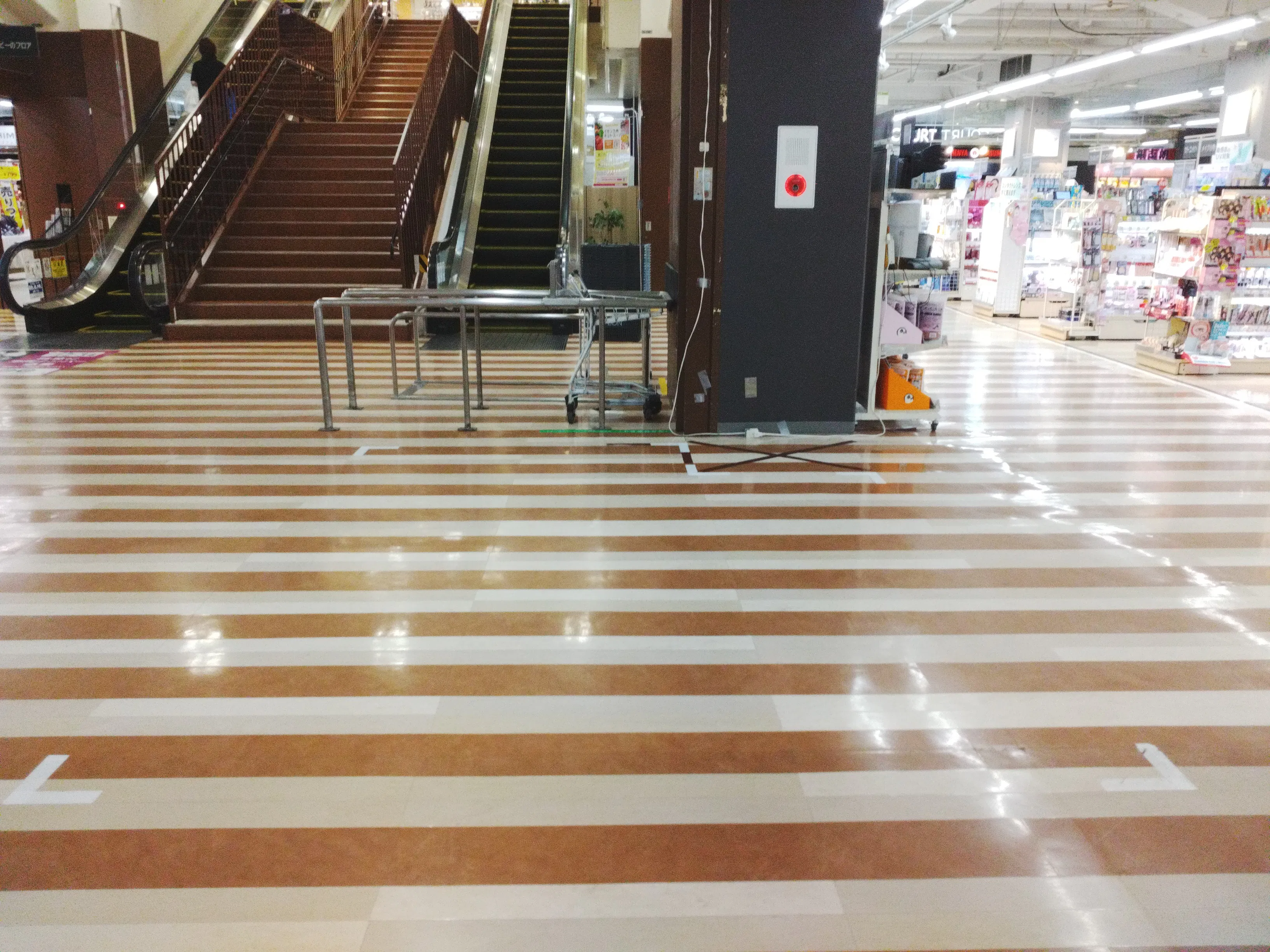 【イオンスタイル笹丘（福岡県）】地下中央階段前　化粧品側　催事スペース