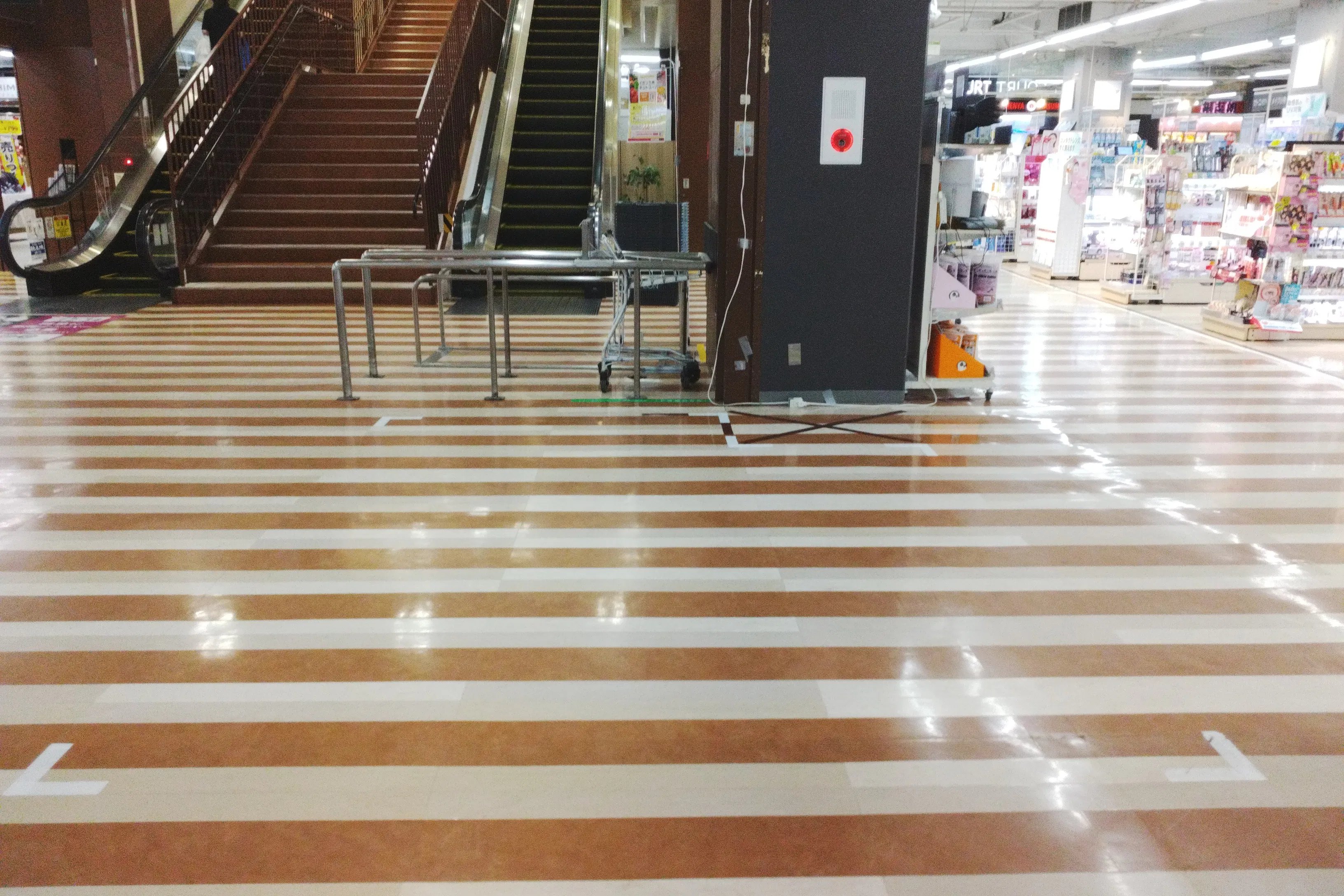 【イオンスタイル笹丘(福岡県)】地下中央階段前 化粧品側 催事スペース