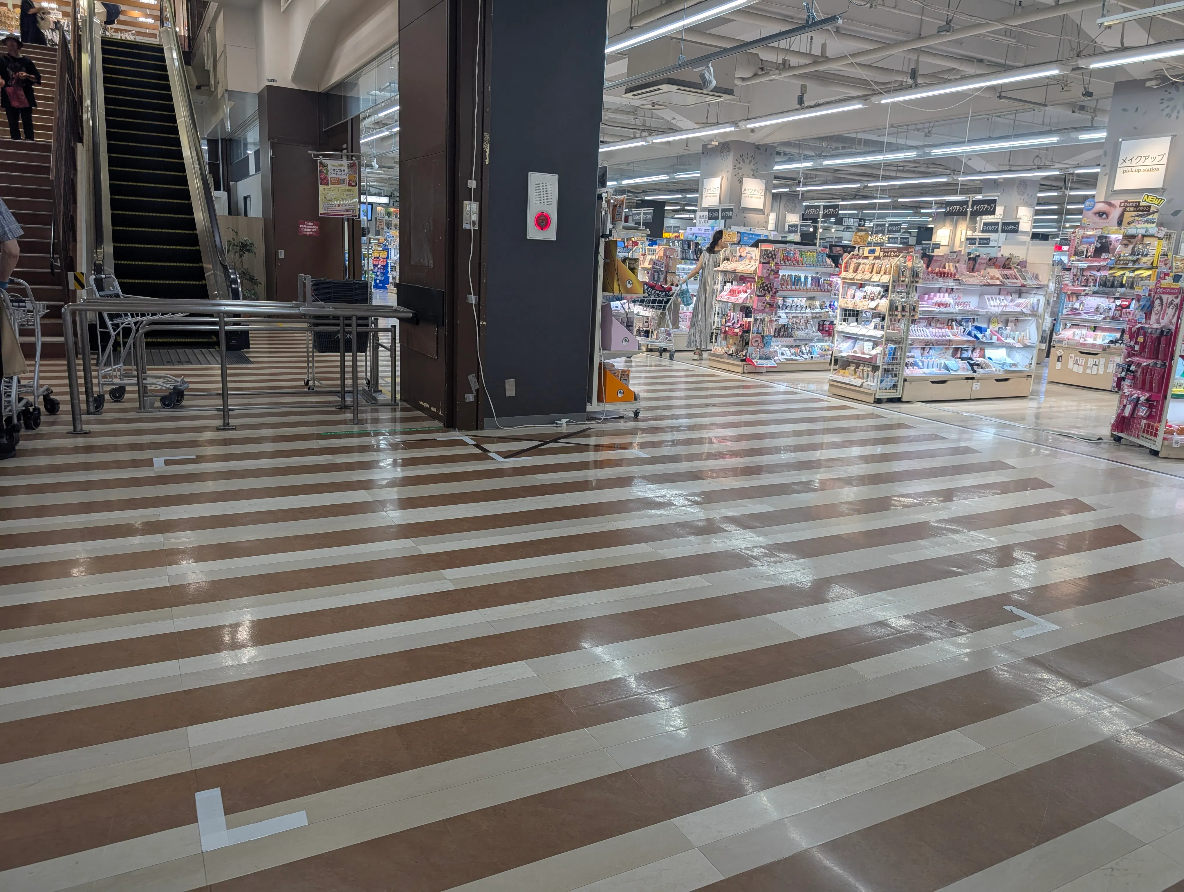【イオンスタイル笹丘（福岡県）】地下中央階段前　化粧品側　催事スペース