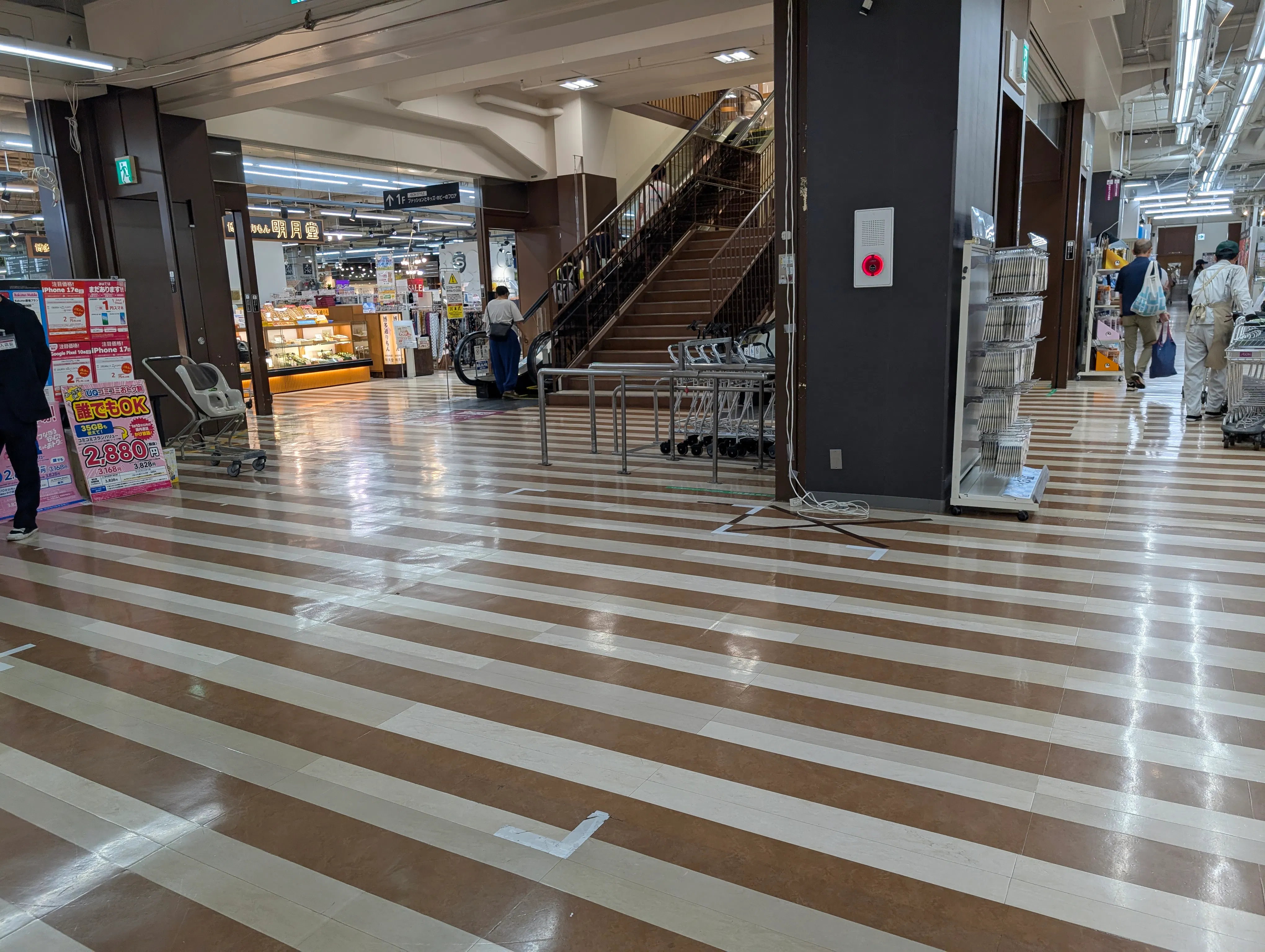 【イオンスタイル笹丘（福岡県）】地下中央階段前　化粧品側　催事スペース