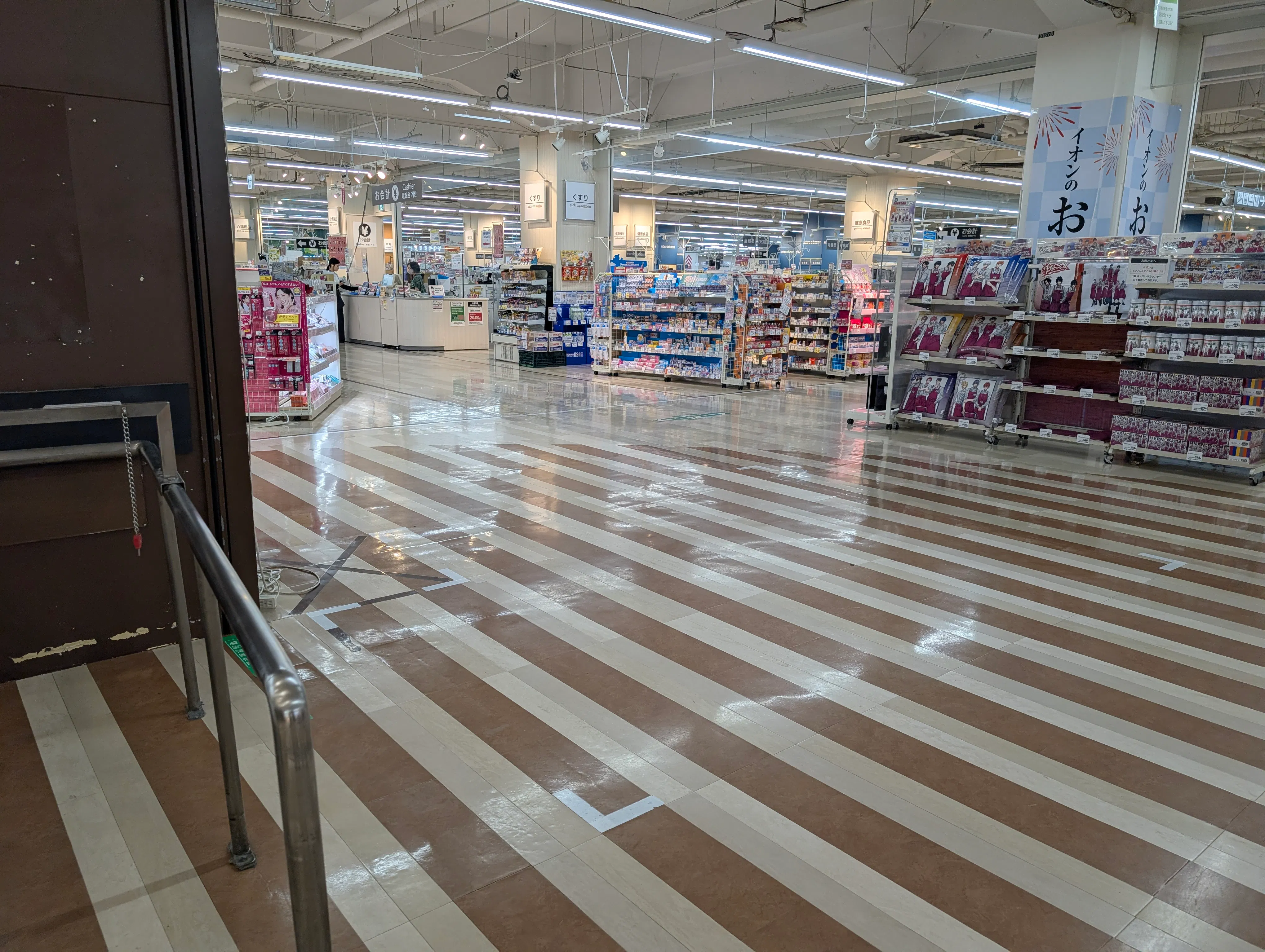 【イオンスタイル笹丘（福岡県）】地下中央階段前　化粧品側　催事スペース