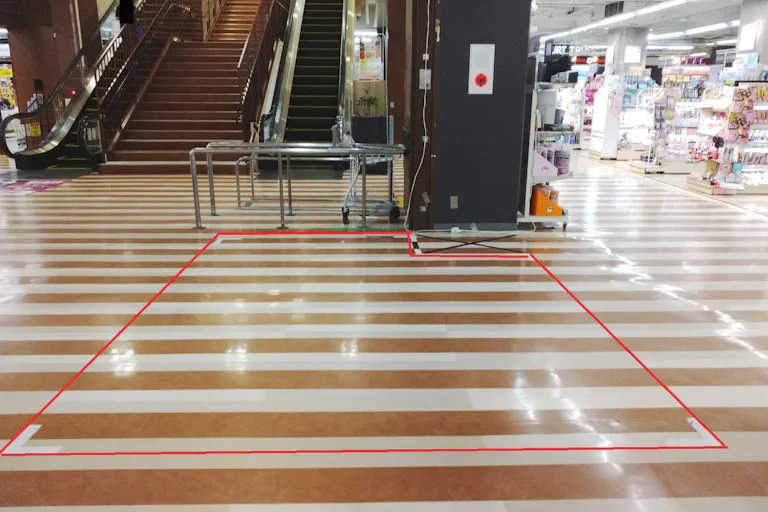【イオンスタイル笹丘(福岡県)】地下中央階段前 化粧品側 催事スペースの画像1