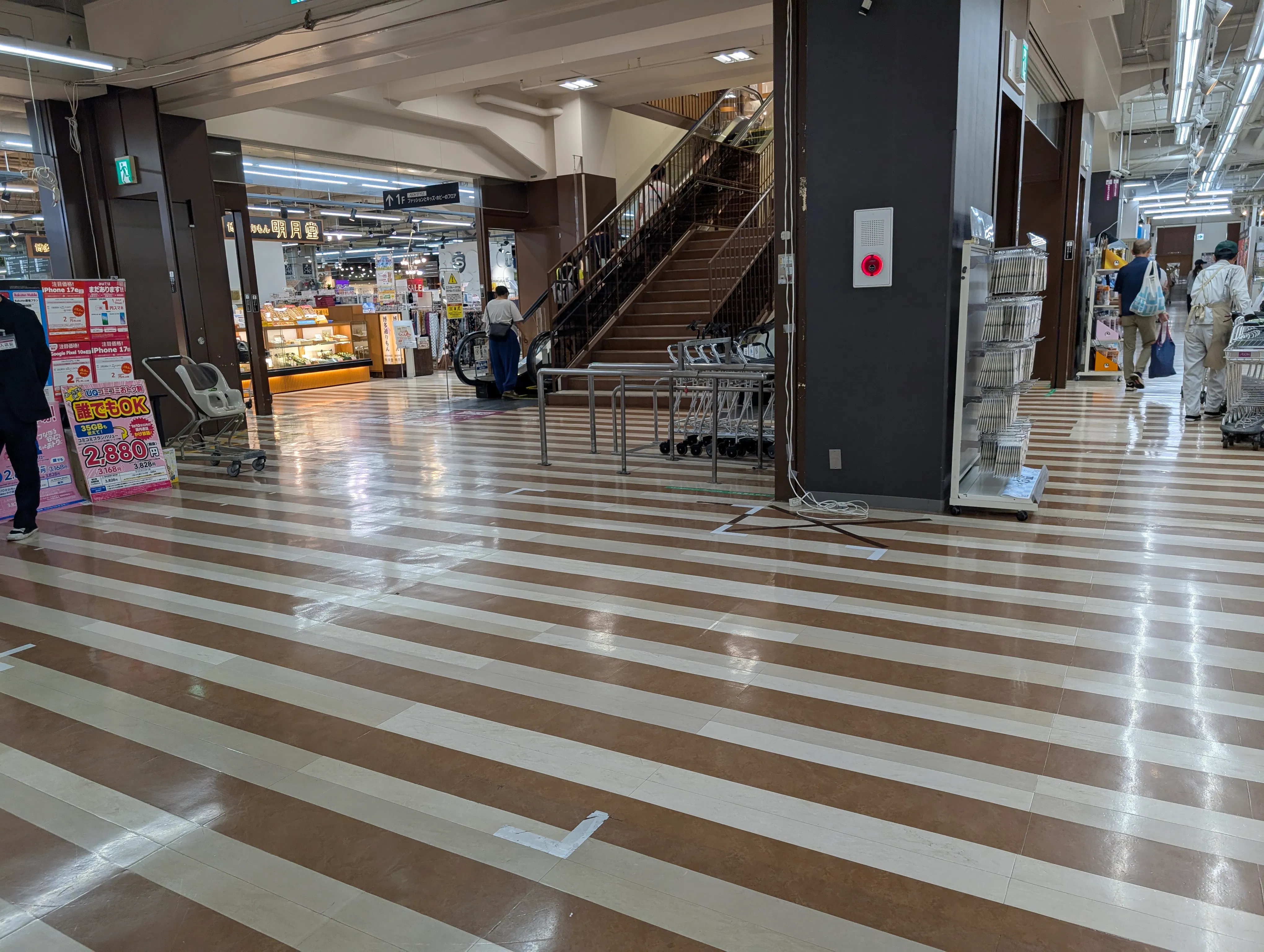 【イオンスタイル笹丘（福岡県）】地下中央階段前　化粧品側　催事スペース