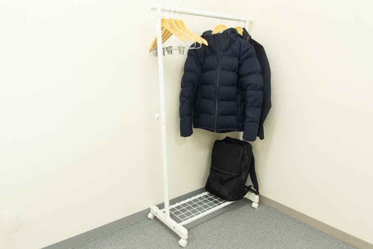 シンプルなハンガーラックを設置しております