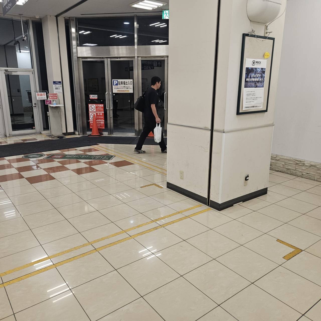 【イオンスタイル河辺店】各種プロモーションに適した1階平面駐車場出入口付近のイベントスペース