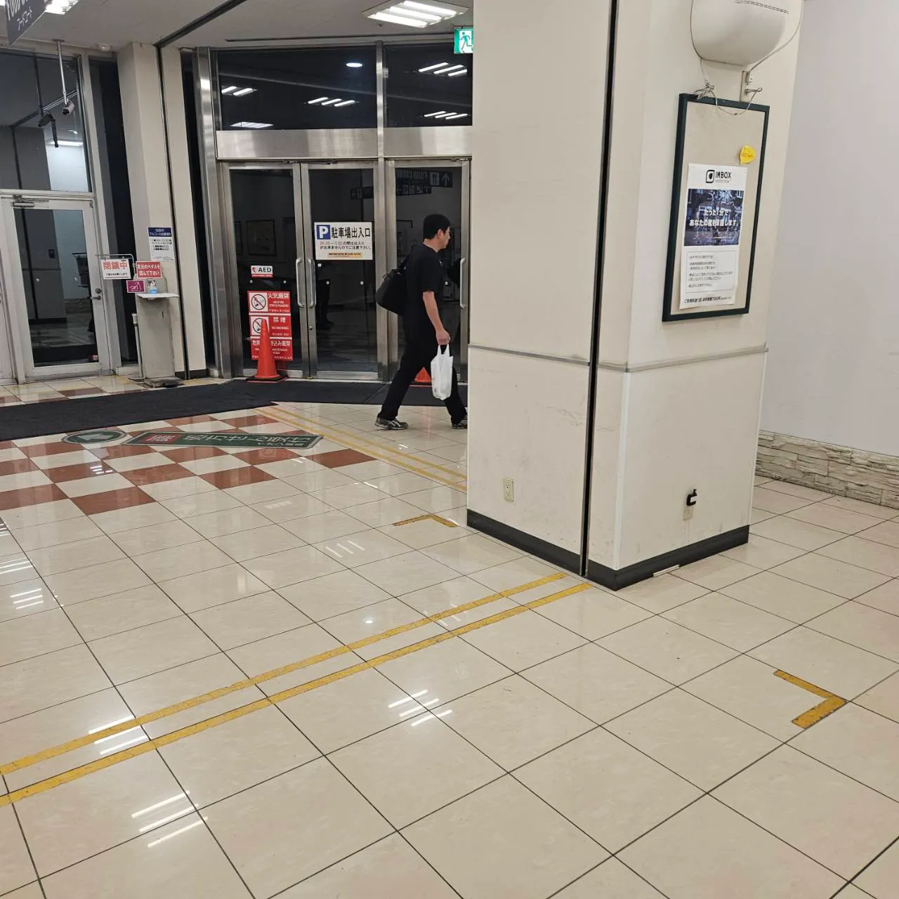 【イオンスタイル河辺店】各種プロモーションに適した1階平面駐車場出入口付近のイベントスペース
