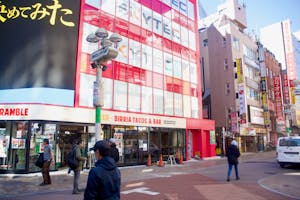 【渋谷駅3分】PRイベント・ポップアップストア出店に最適な渋谷センター街中心に位置する1F路面店舗前面窓ガラススペース