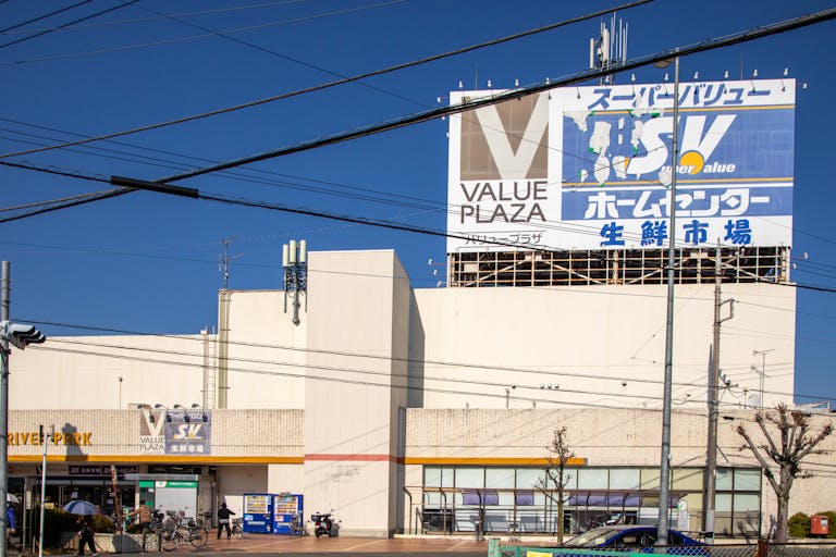 【スーパーバリュー 入間春日町店】物販やPRに最適なスーパー内エレベーター前のレジアウト催事イベントスペースの画像3