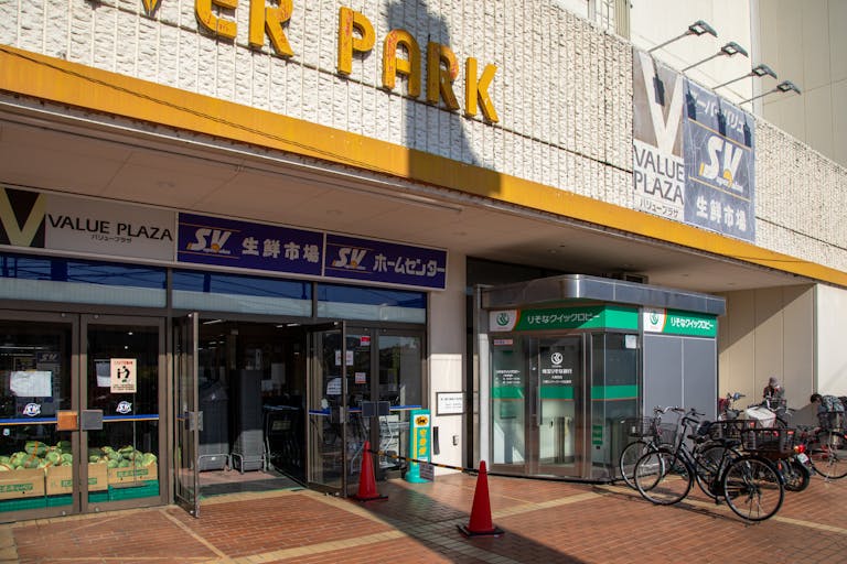 【スーパーバリュー 入間春日町店】物販やPRに最適なスーパー内エレベーター前のレジアウト催事イベントスペースの画像1