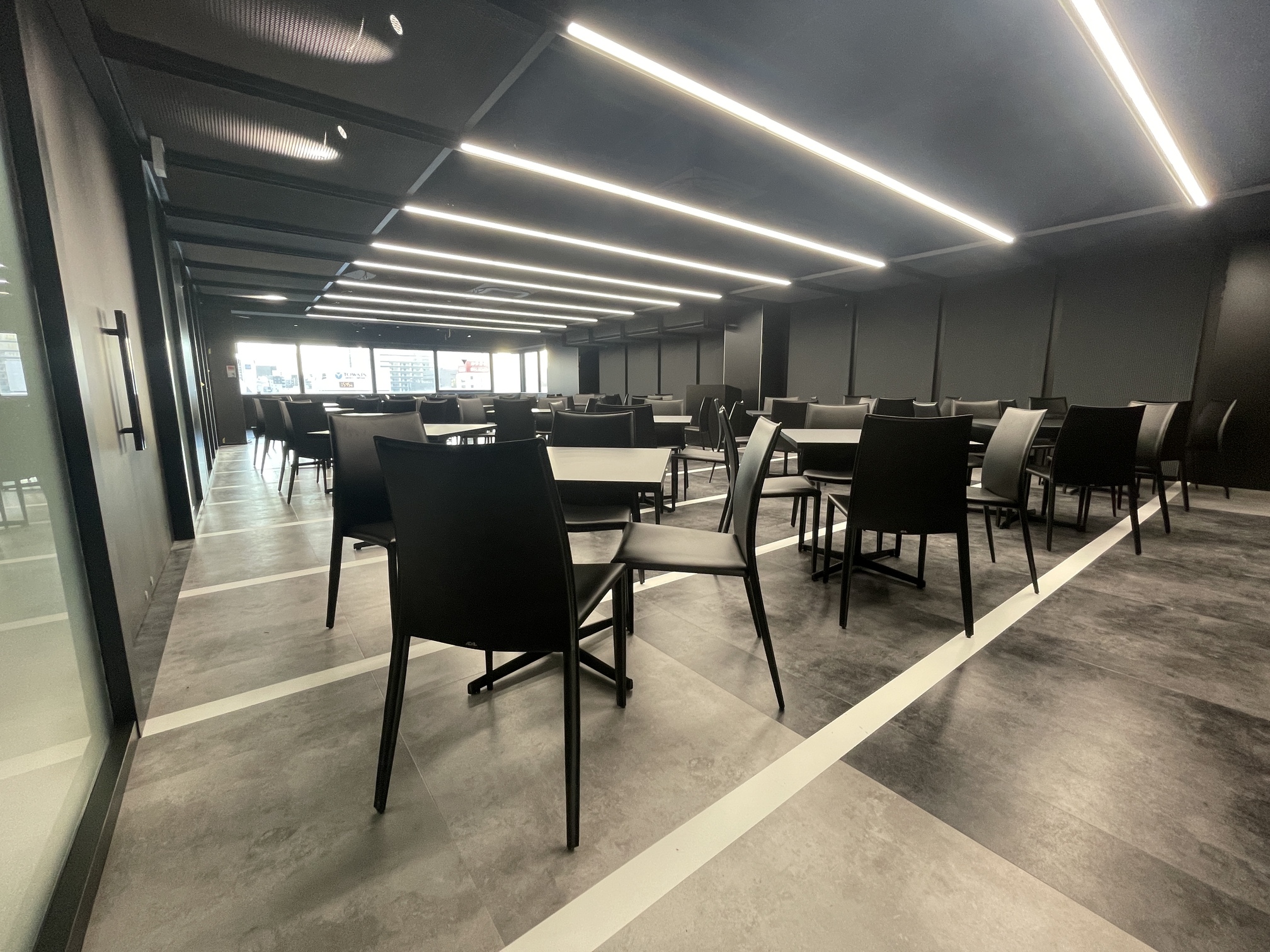 【新橋駅1分】各種パーティーやセミナーに適した黒を基調としたシックな雰囲気の貸切イベントスペース