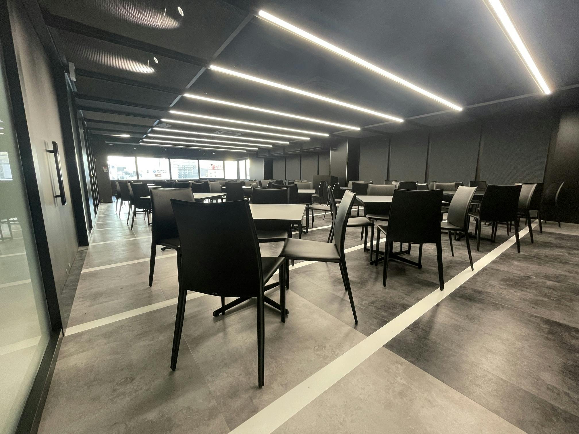 【新橋駅1分】各種パーティーやセミナーに適した黒を基調としたシックな雰囲気の貸切イベントスペースの画像