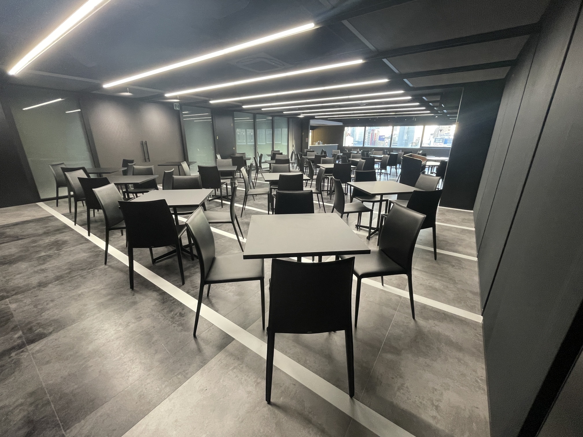 【新橋駅1分】各種パーティーやセミナーに適した黒を基調としたシックな雰囲気の貸切イベントスペース