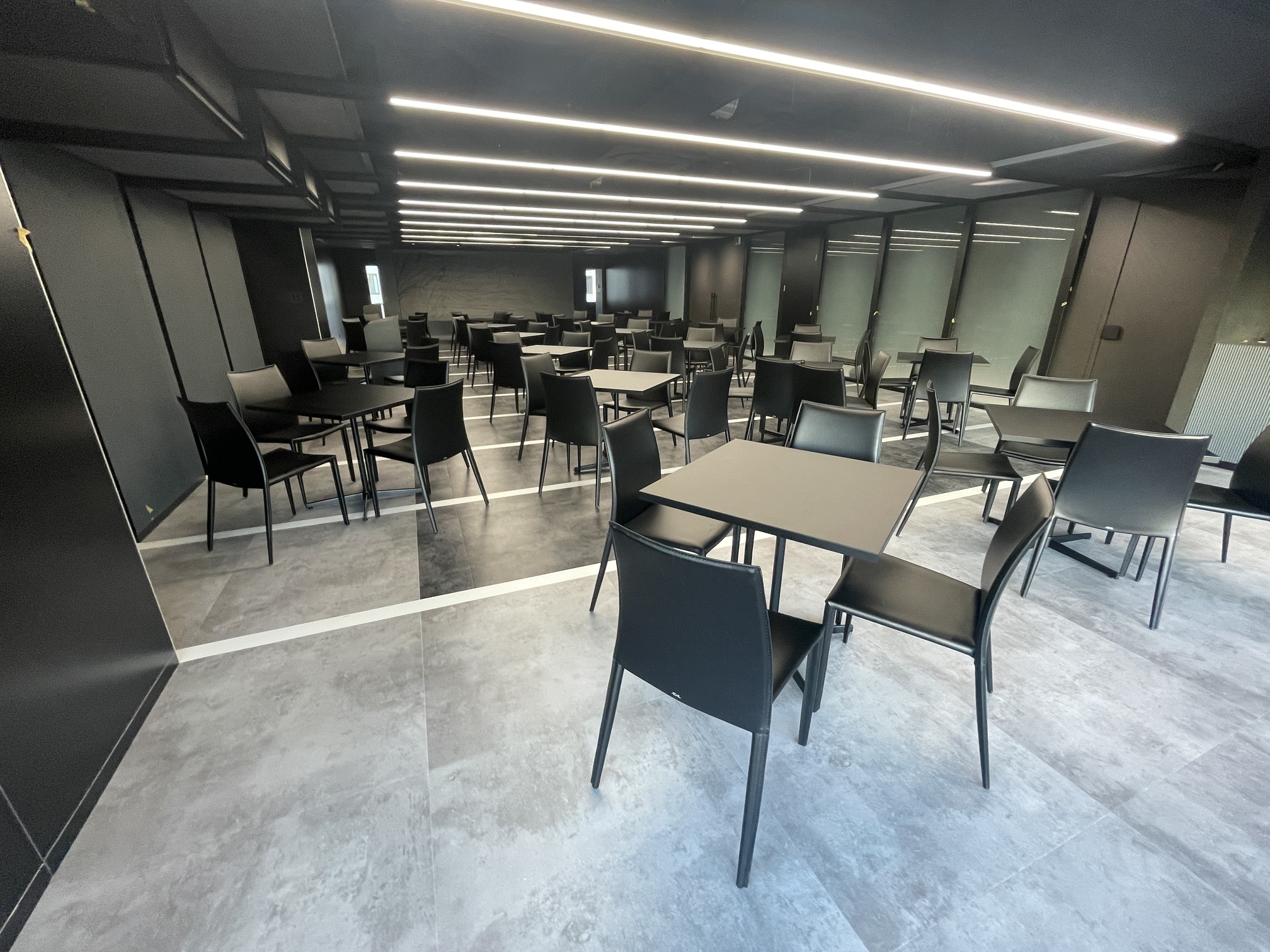 【新橋駅1分】各種パーティーやセミナーに適した黒を基調としたシックな雰囲気の貸切イベントスペース