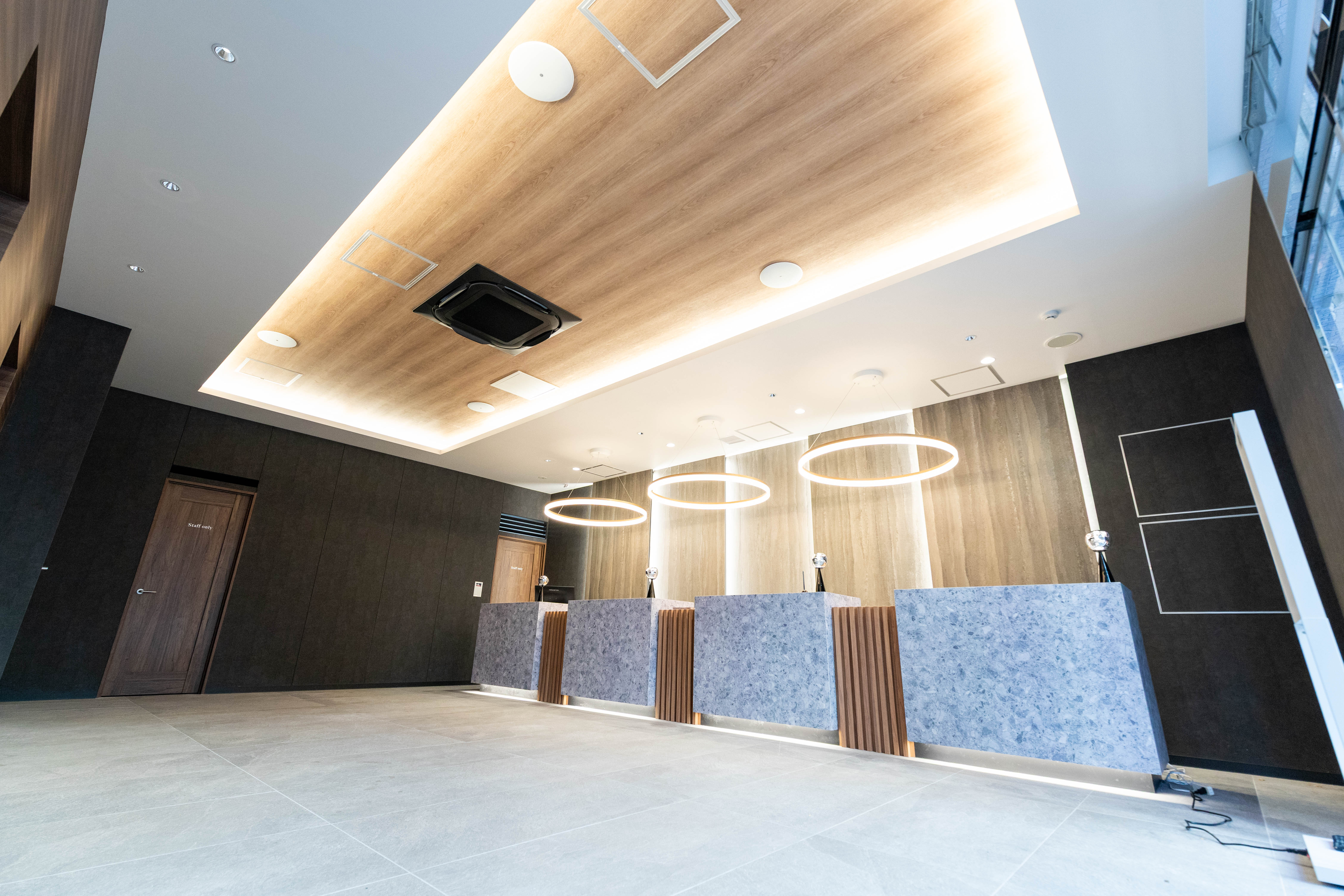 【新橋駅1分】各種パーティーやセミナーに適した黒を基調としたシックな雰囲気の貸切イベントスペース