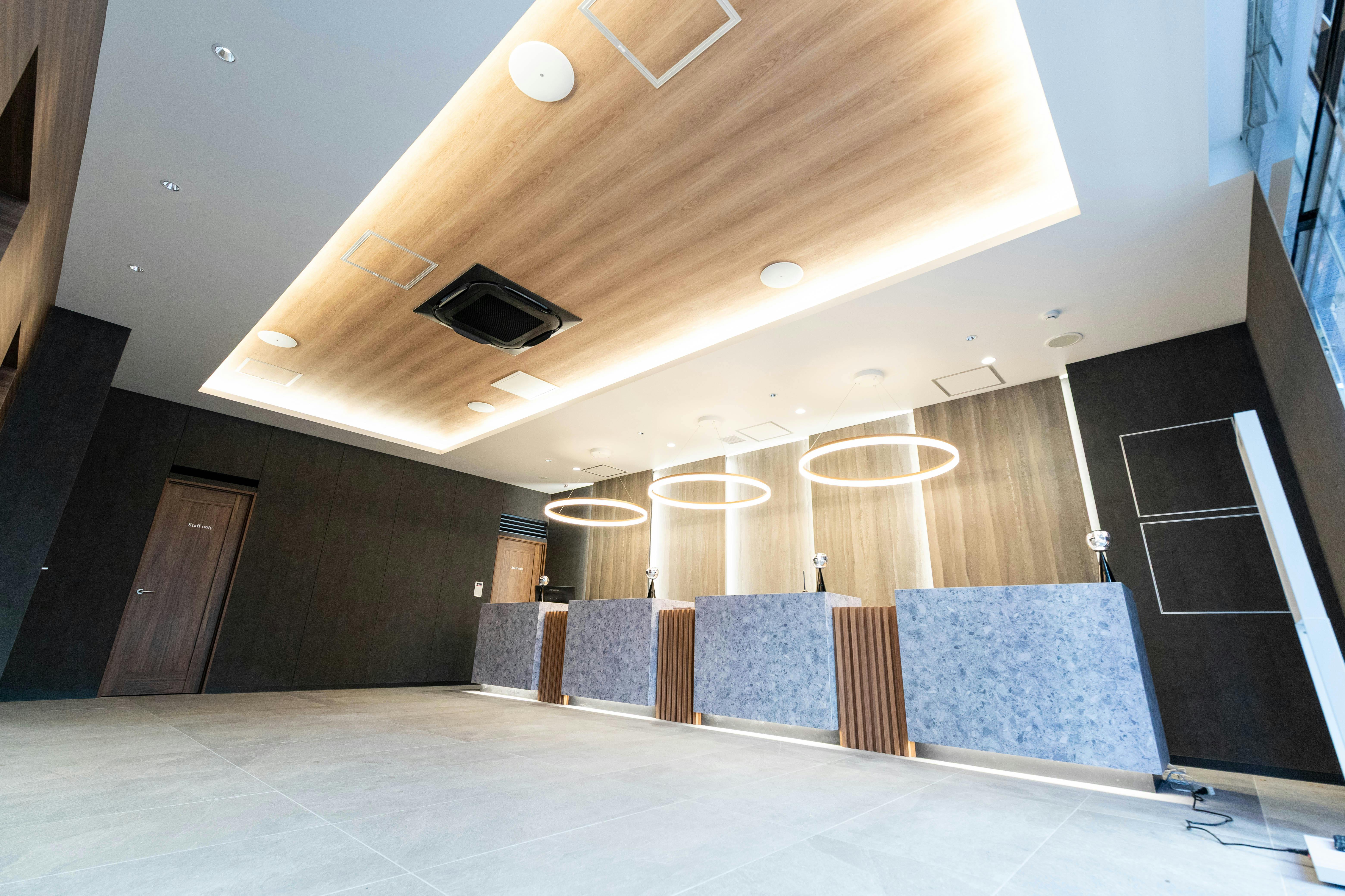 【新橋駅1分】各種パーティーやセミナーに適した黒を基調としたシックな雰囲気の貸切イベントスペース