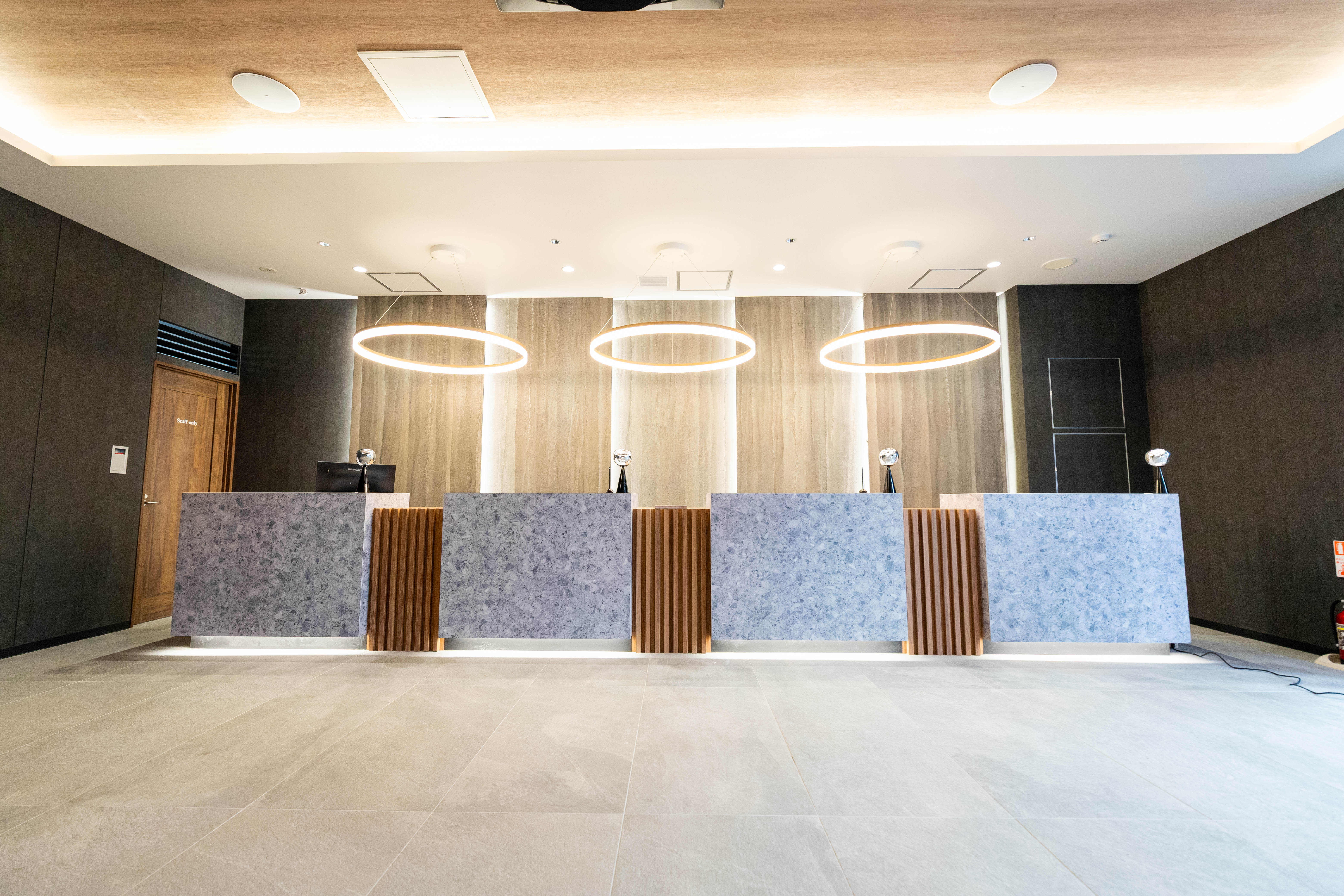 【新橋駅1分】各種パーティーやセミナーに適した黒を基調としたシックな雰囲気の貸切イベントスペース