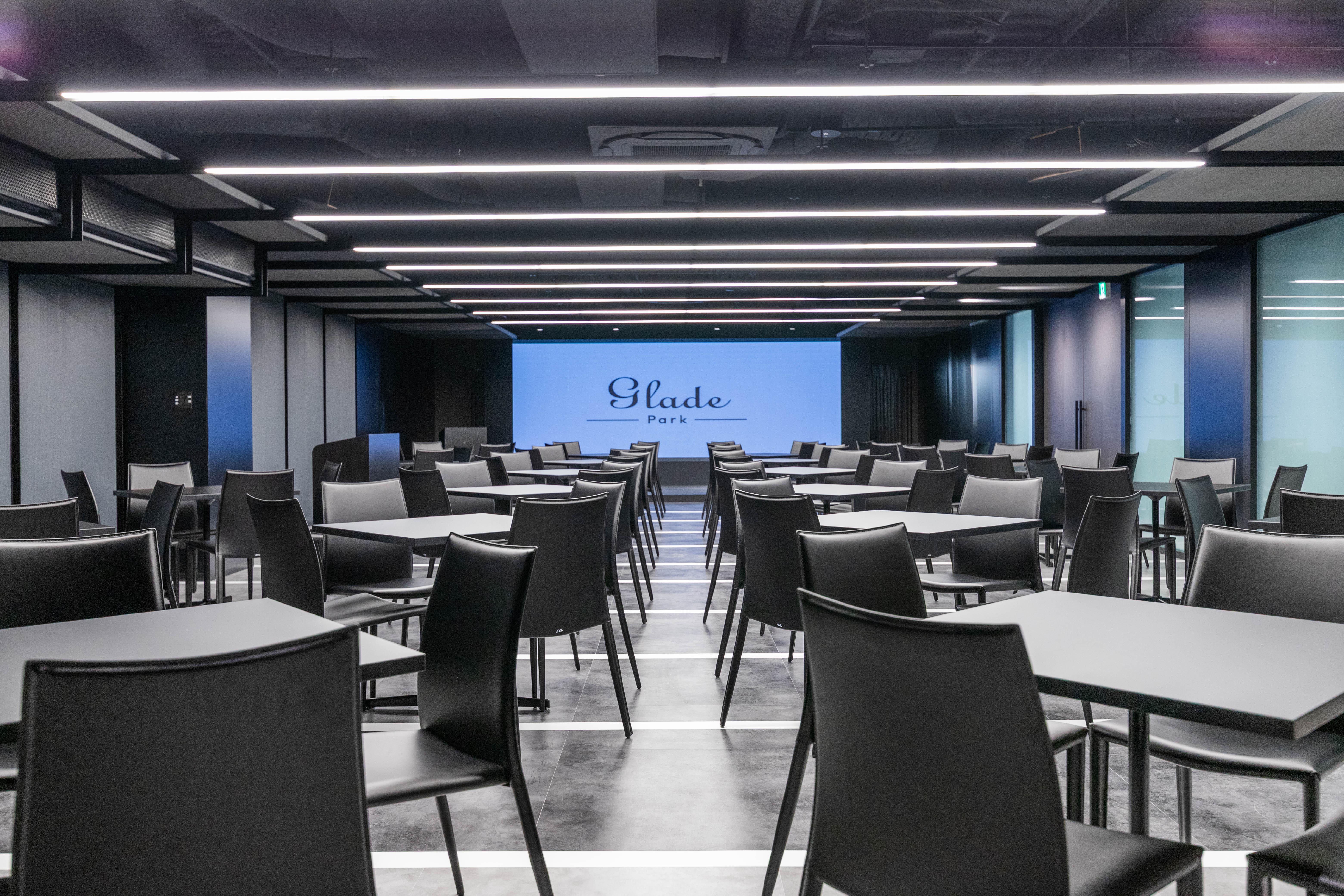 【新橋駅1分】各種パーティーやセミナーに適した黒を基調としたシックな雰囲気の貸切イベントスペース