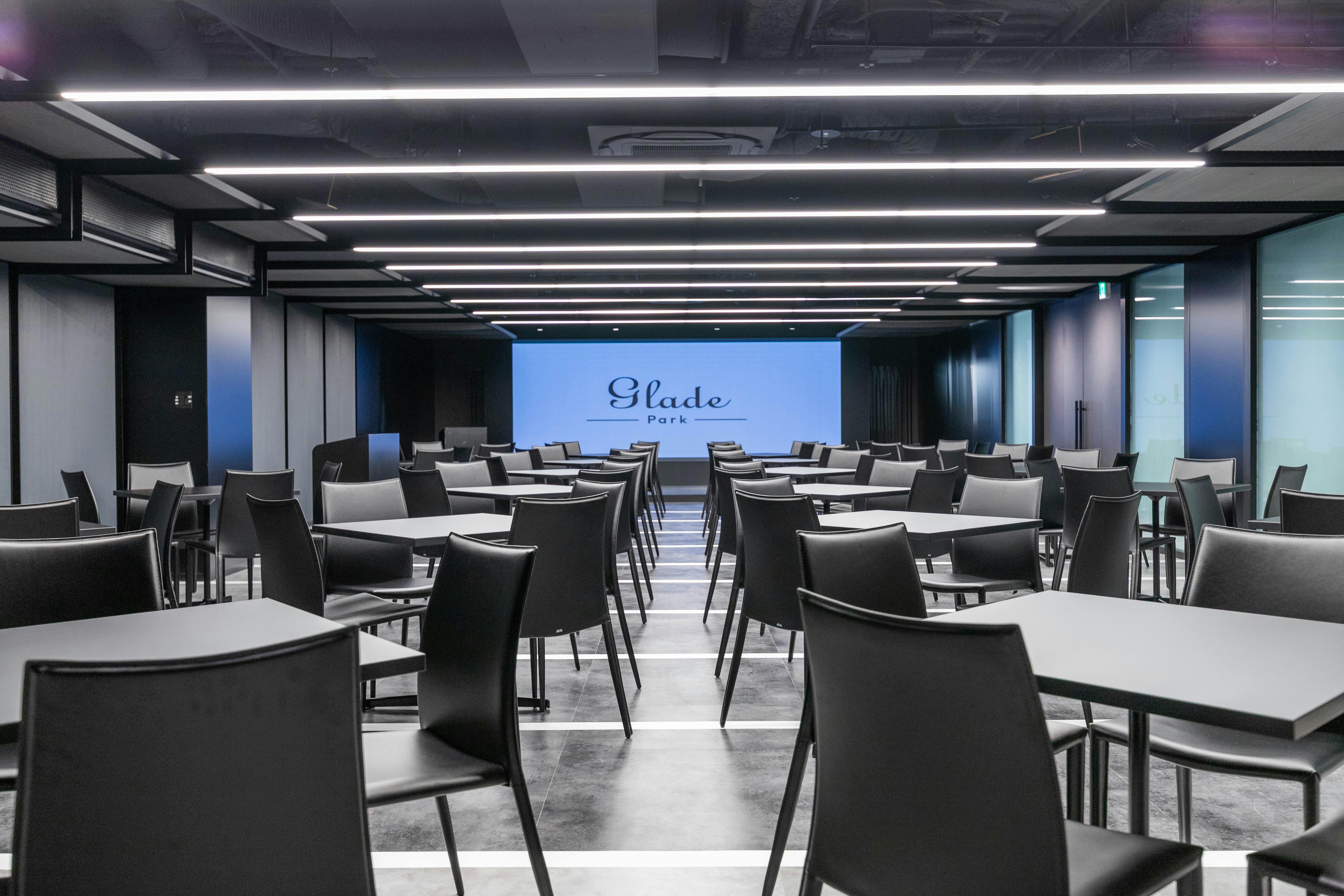 【新橋駅1分】各種パーティーやセミナーに適した黒を基調としたシックな雰囲気の貸切イベントスペースの画像