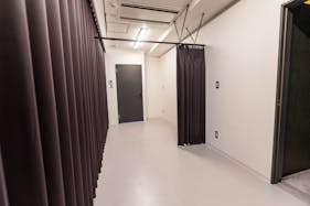 【新橋駅1分】各種パーティーやセミナーに適した黒を基調としたシックな雰囲気の貸切イベントスペース