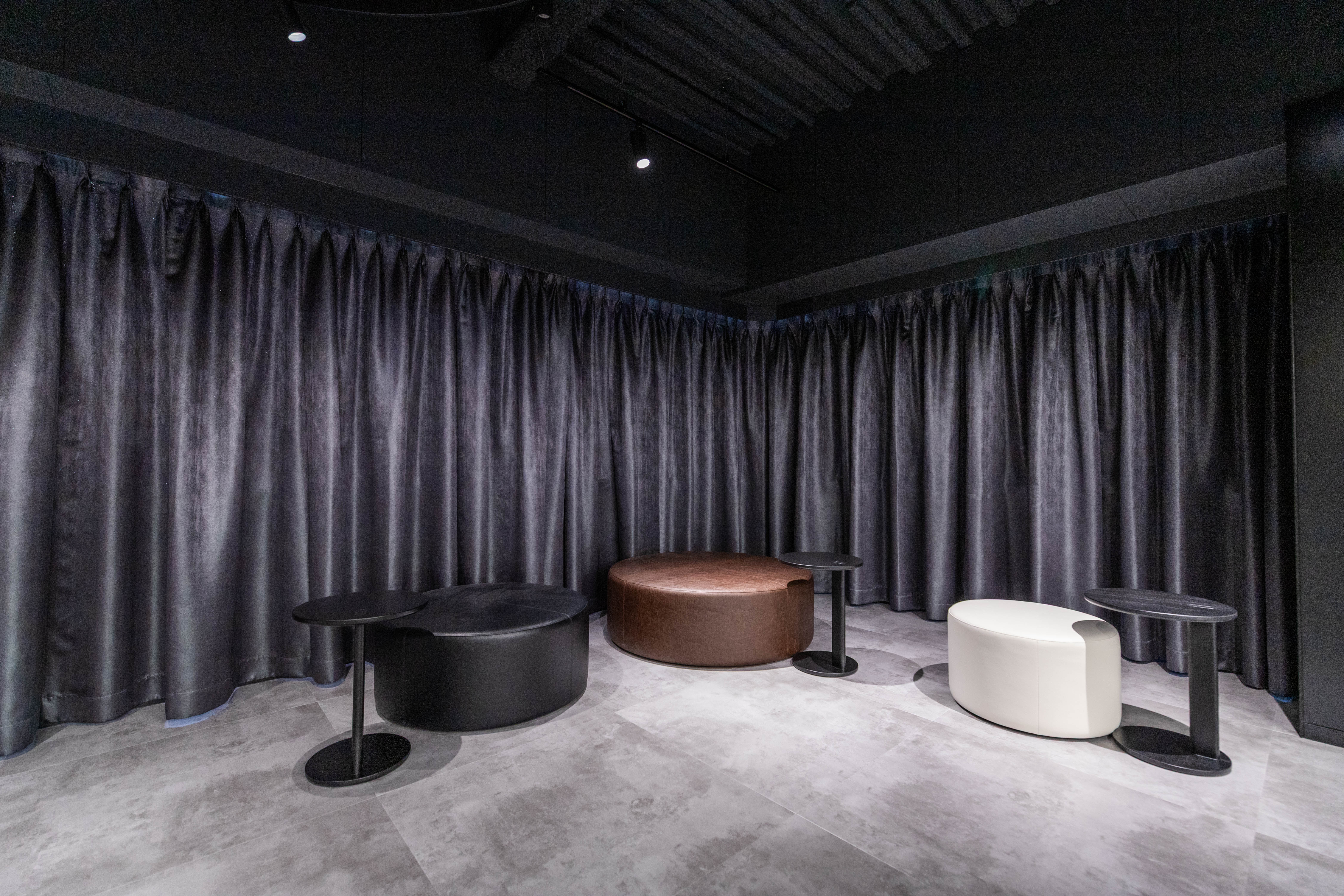 【新橋駅1分】各種パーティーやセミナーに適した黒を基調としたシックな雰囲気の貸切イベントスペース