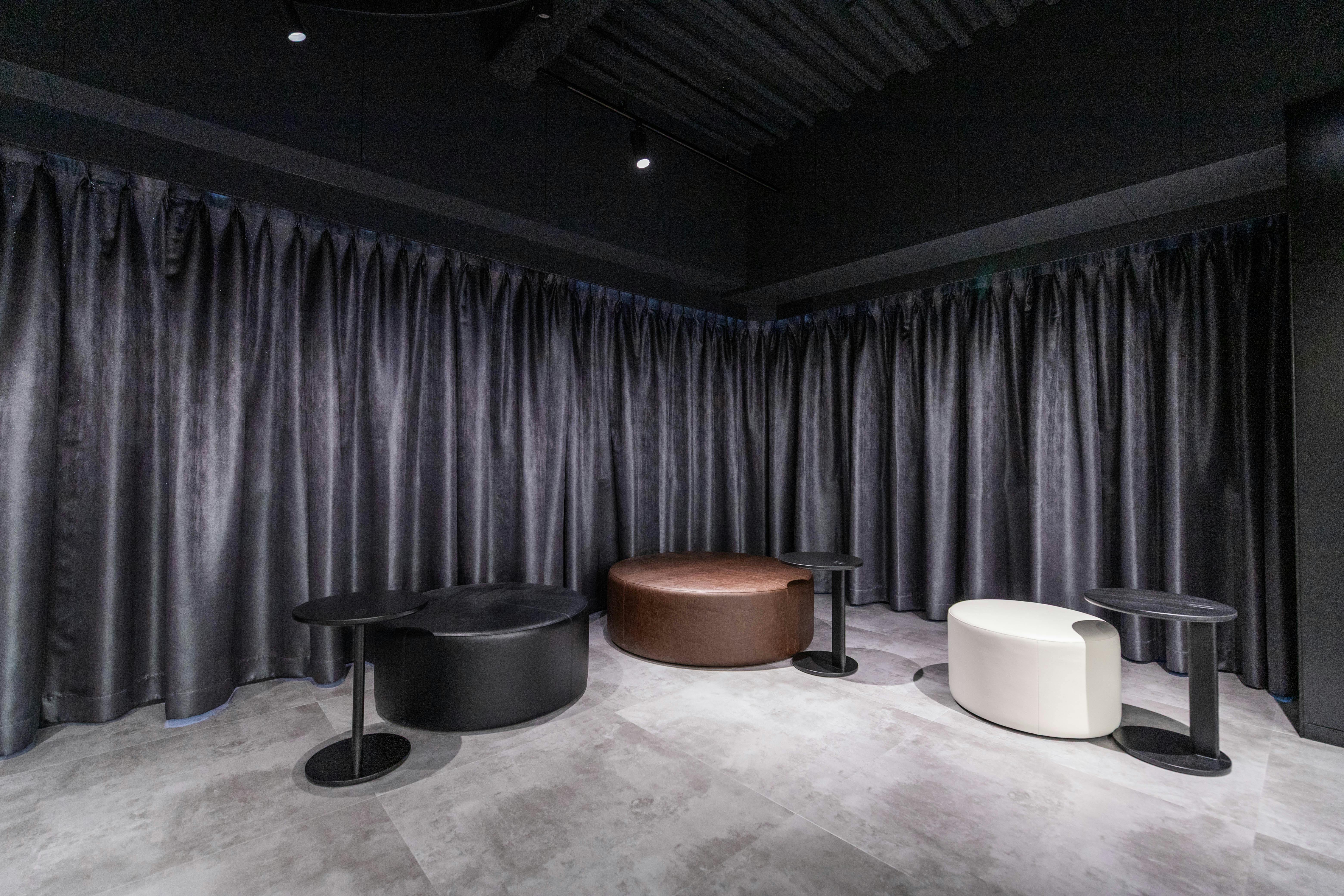 【新橋駅1分】各種パーティーやセミナーに適した黒を基調としたシックな雰囲気の貸切イベントスペース