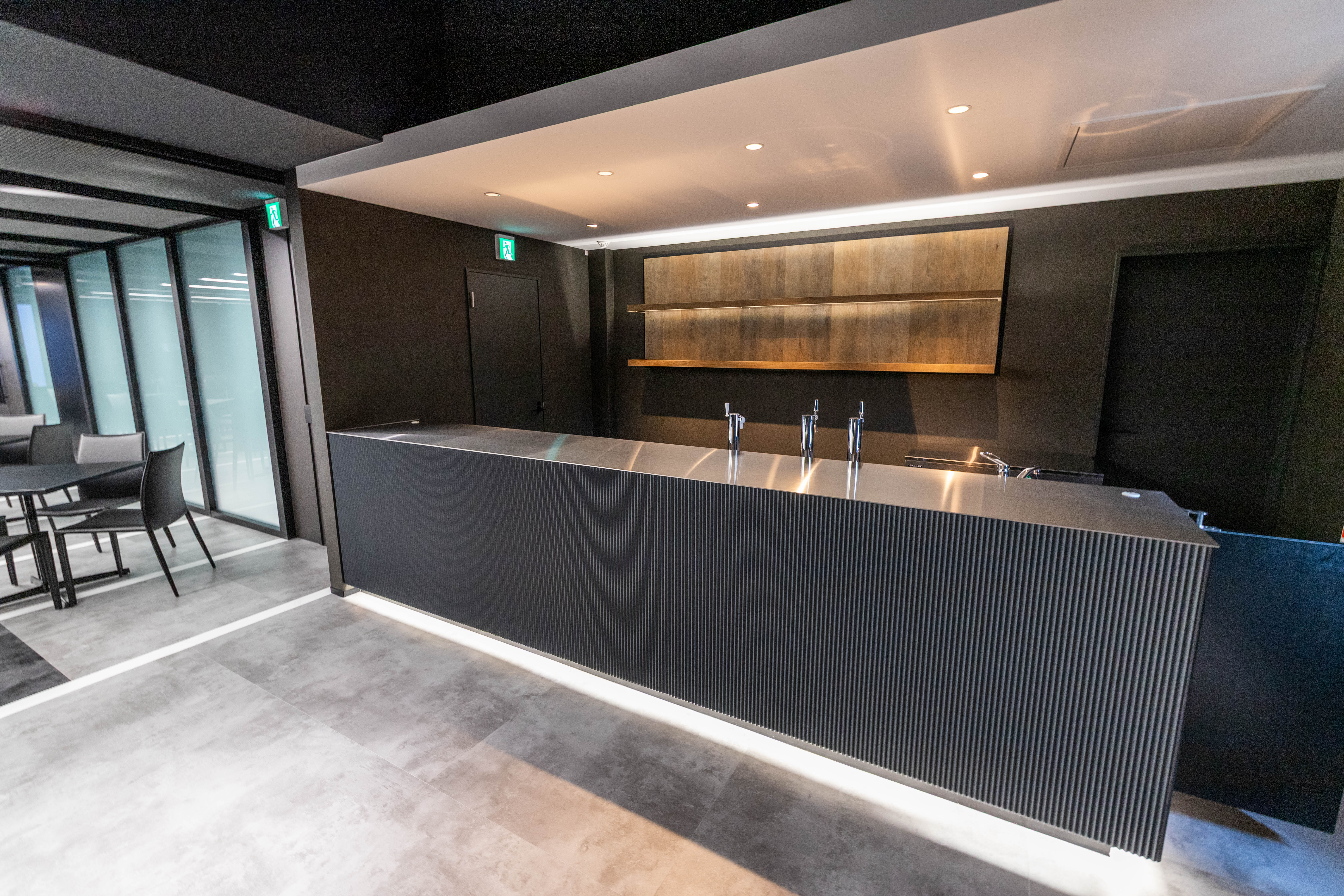 【新橋駅1分】各種パーティーやセミナーに適した黒を基調としたシックな雰囲気の貸切イベントスペース