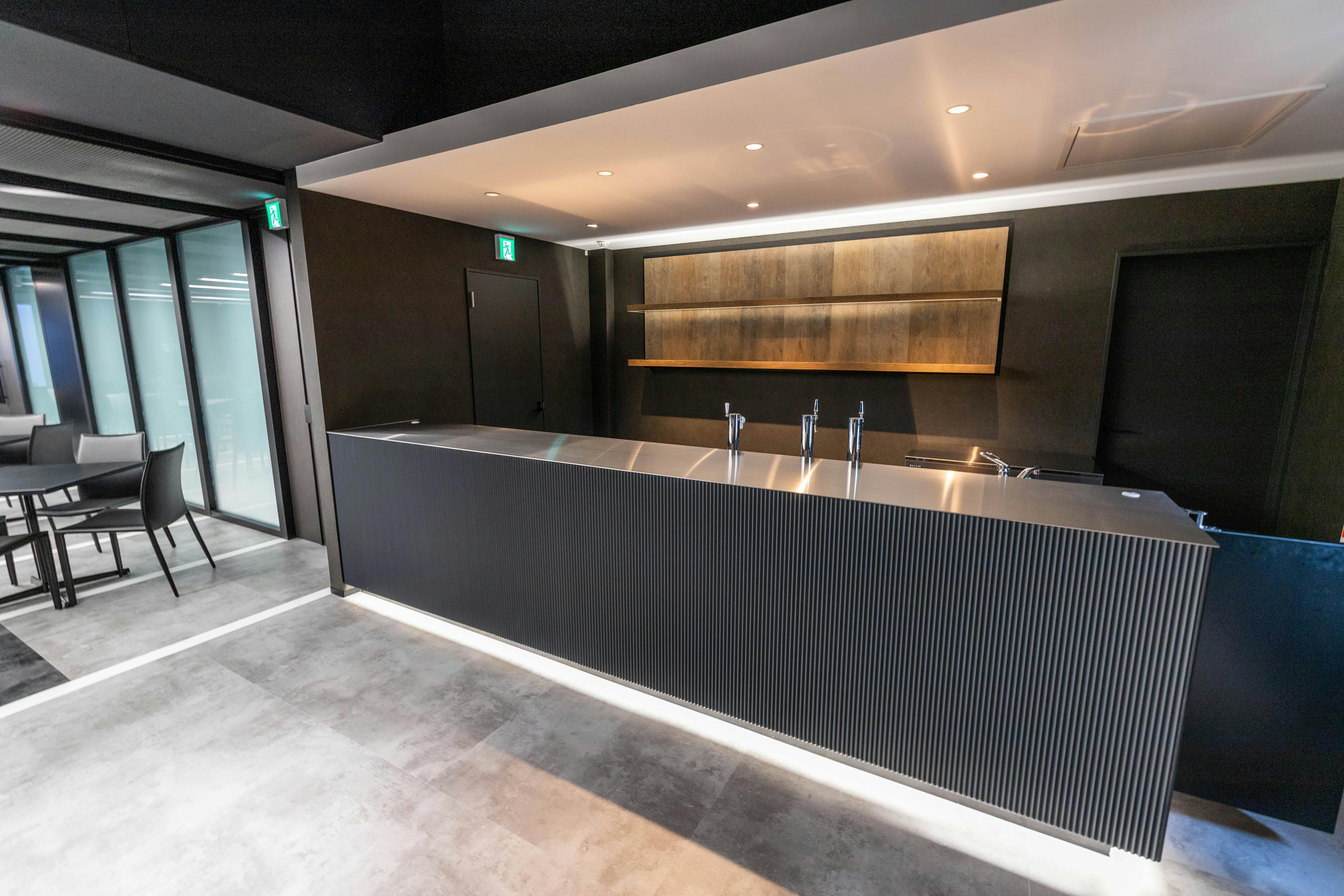 【新橋駅1分】各種パーティーやセミナーに適した黒を基調としたシックな雰囲気の貸切イベントスペース