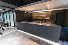 【新橋駅1分】各種パーティーやセミナーに適した黒を基調としたシックな雰囲気の貸切イベントスペース