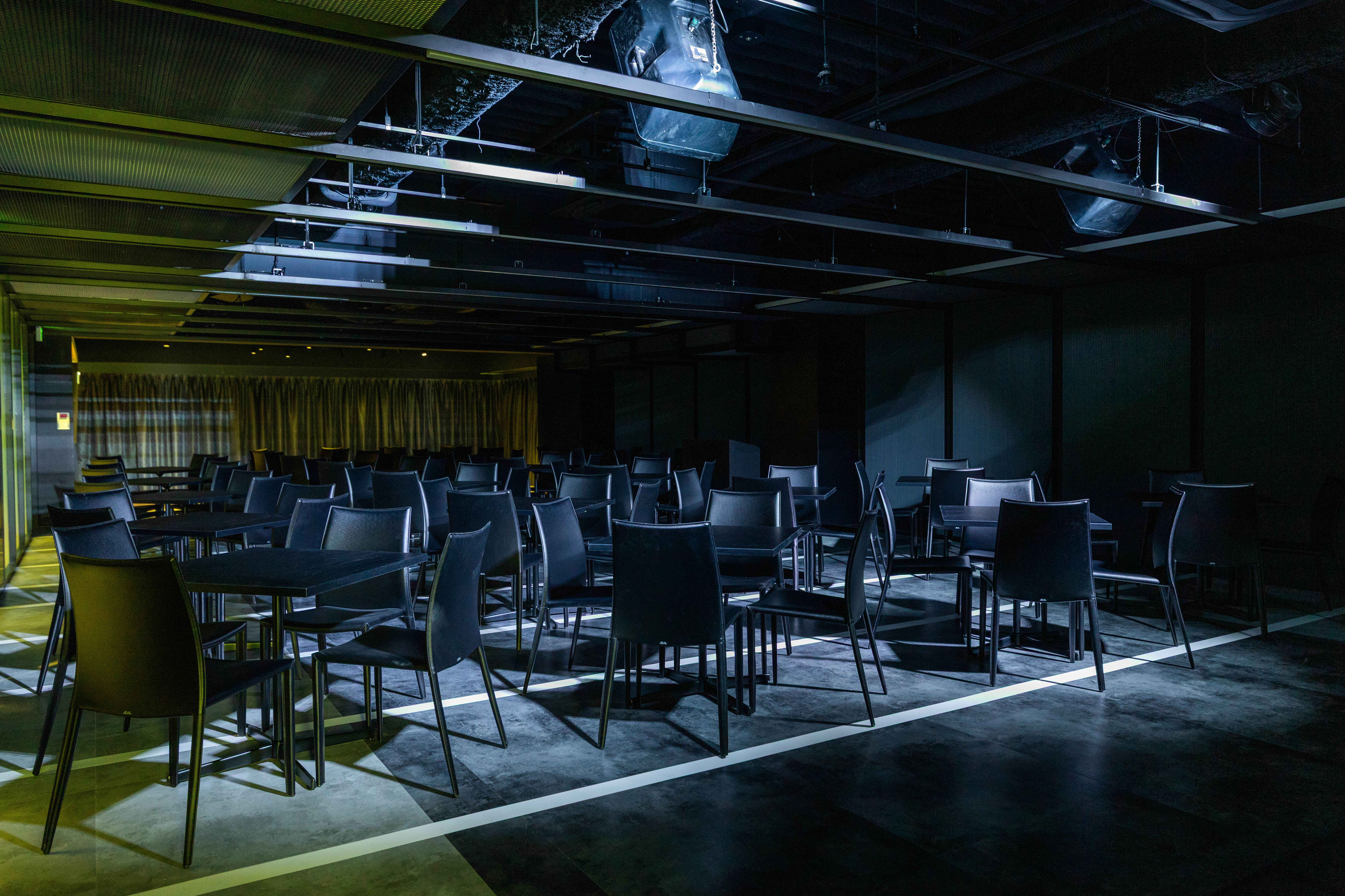 【新橋駅1分】各種パーティーやセミナーに適した黒を基調としたシックな雰囲気の貸切イベントスペース