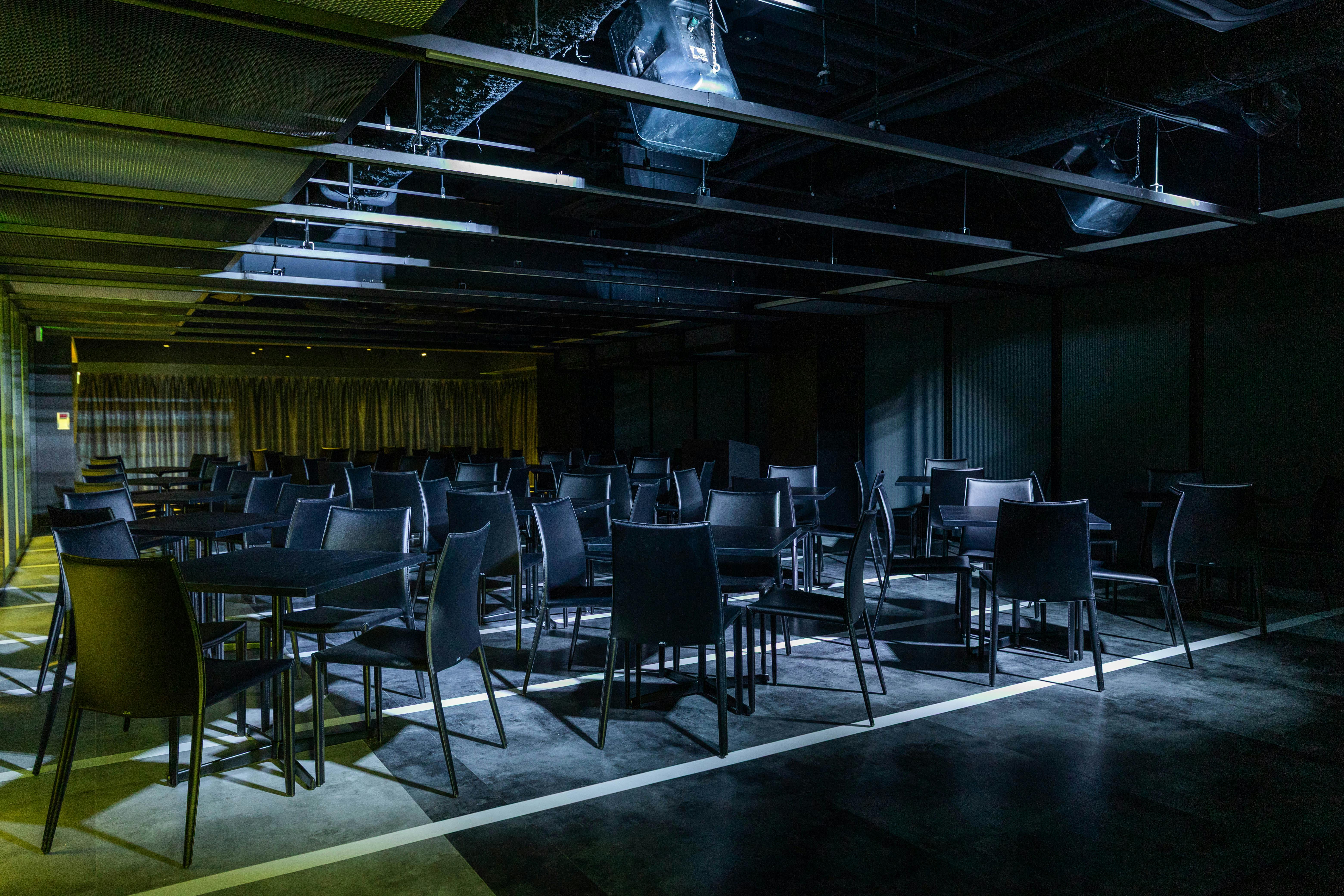 【新橋駅1分】各種パーティーやセミナーに適した黒を基調としたシックな雰囲気の貸切イベントスペース